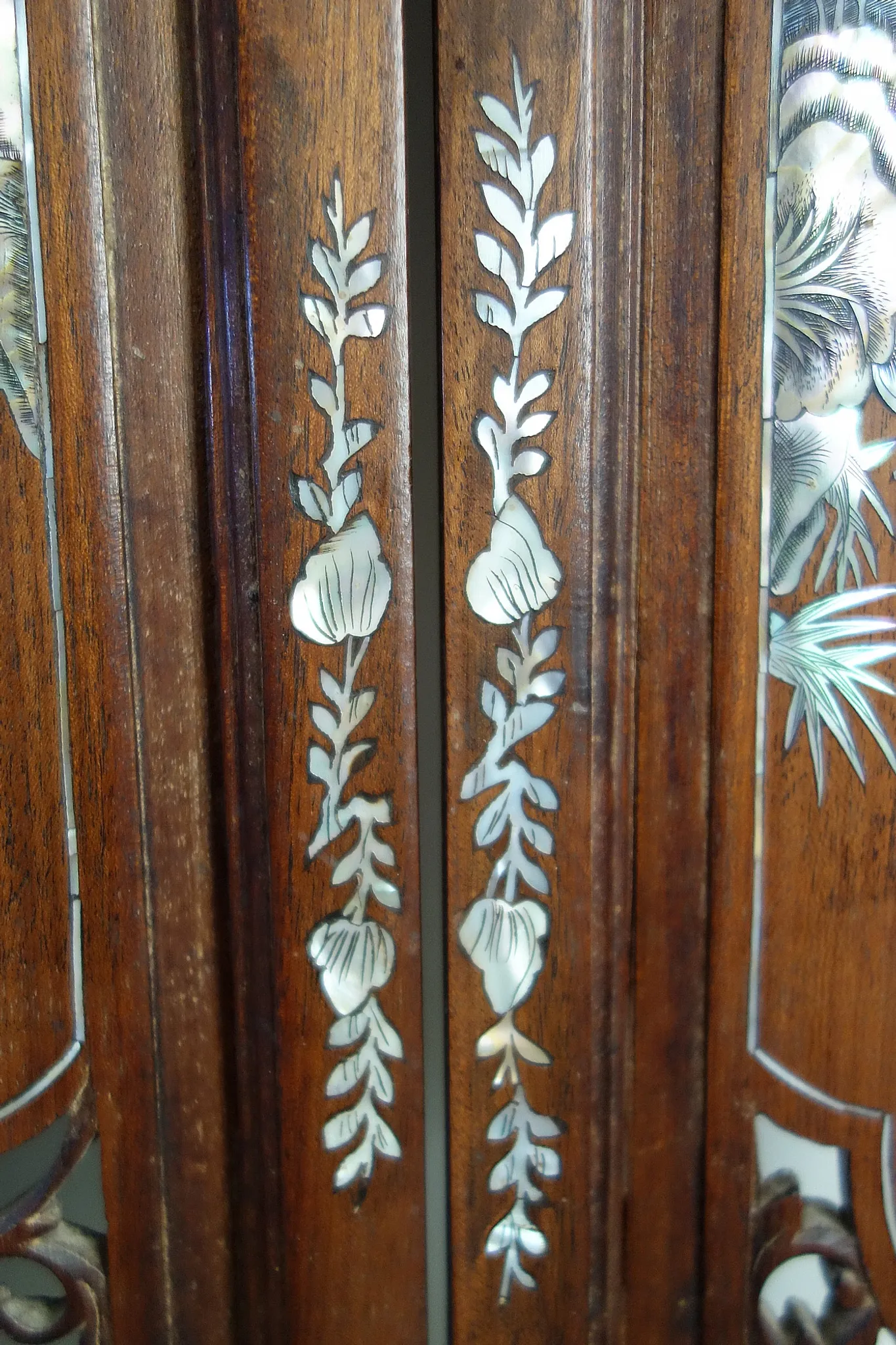Asian screen in carved wood and mother-of-pearl marquetry.