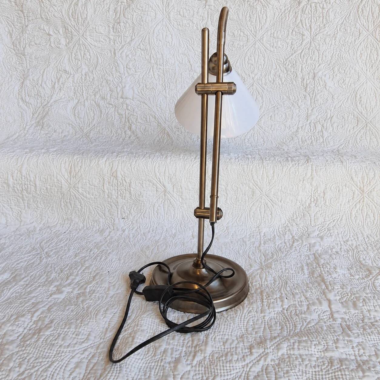 Articulated Daylight desk lamp with magnifying glass and clamp – Aged brass finish