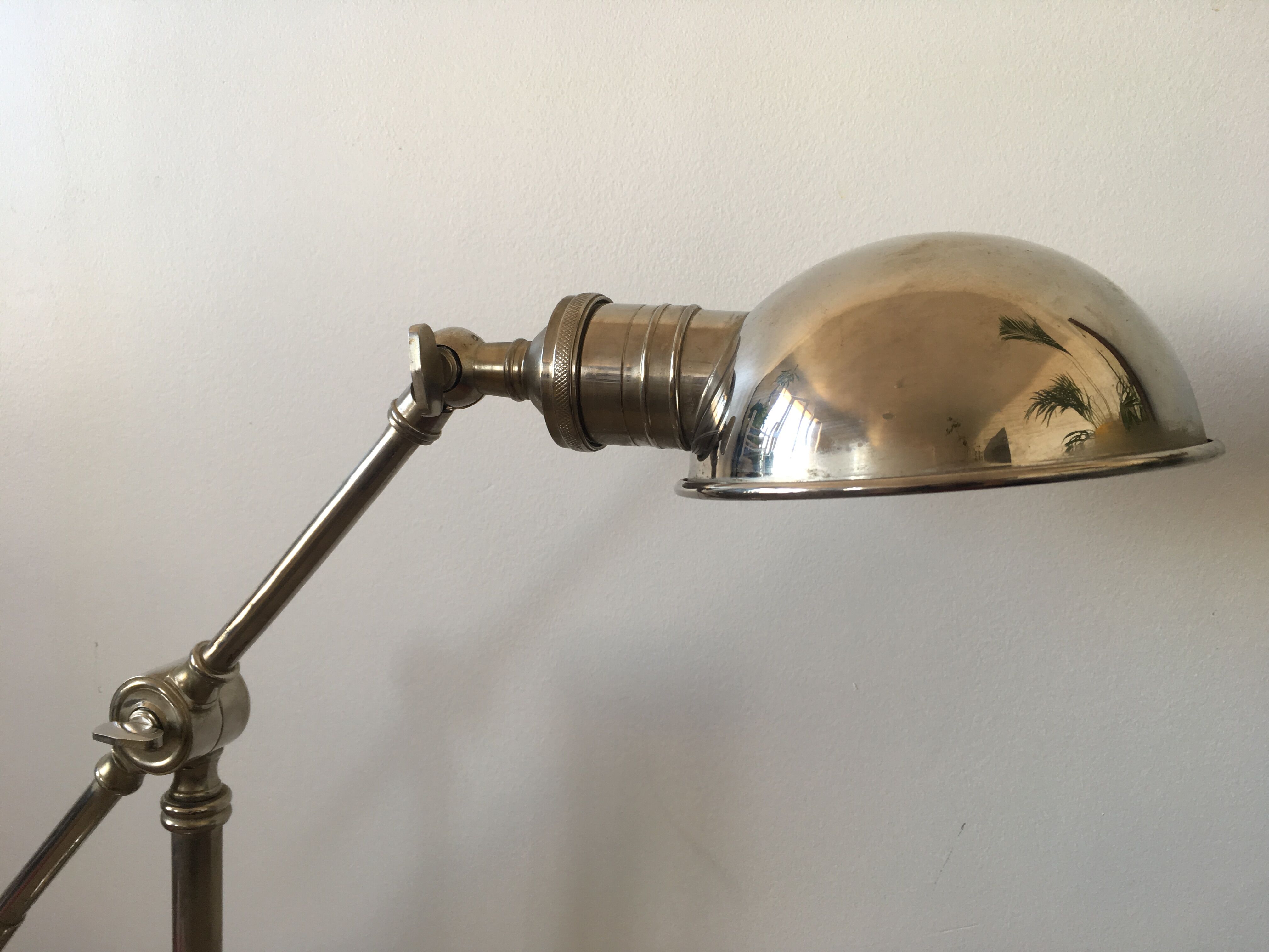 Articulated desk lamp