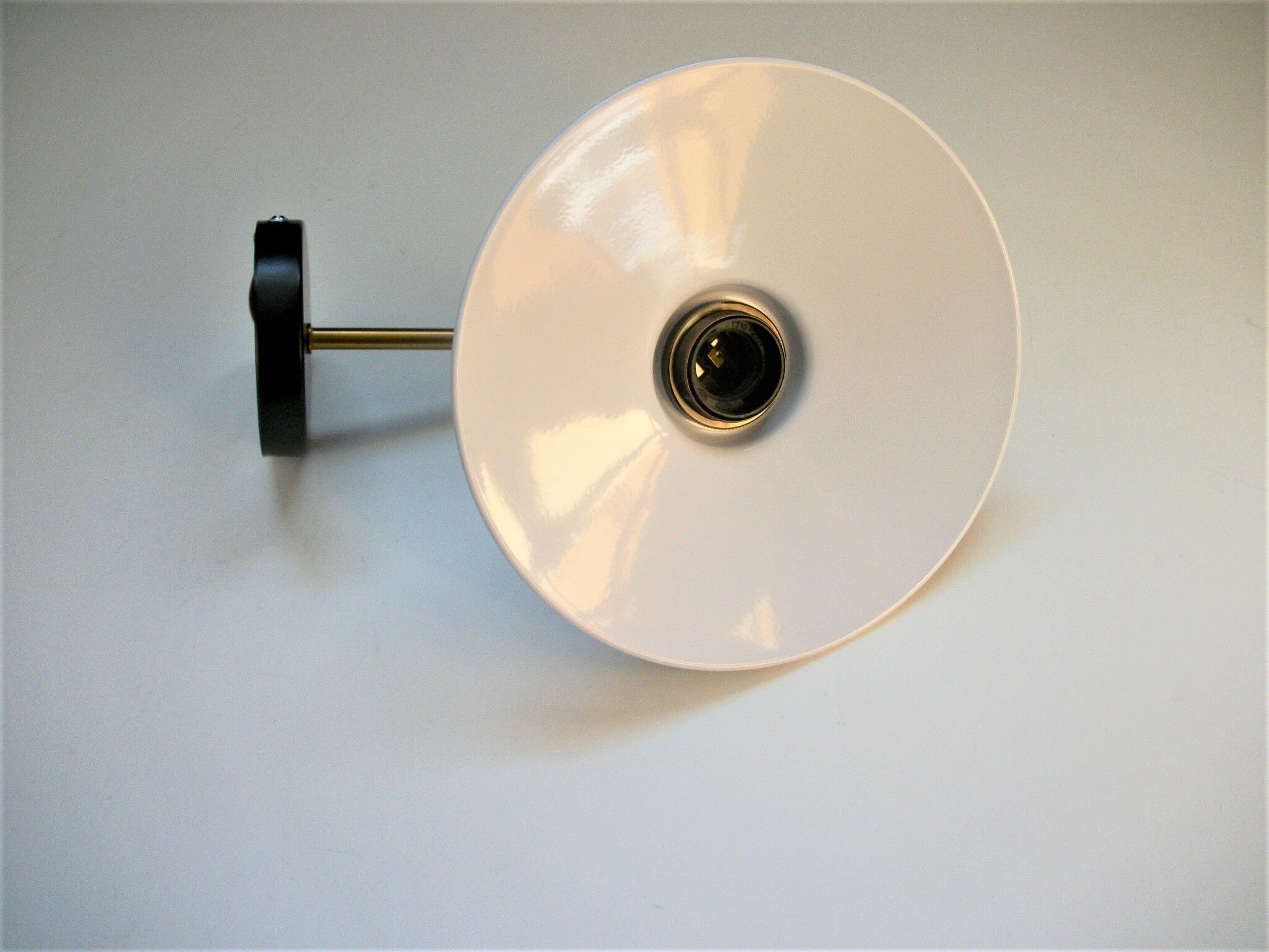 Pair of metal wall lamps in black and white color