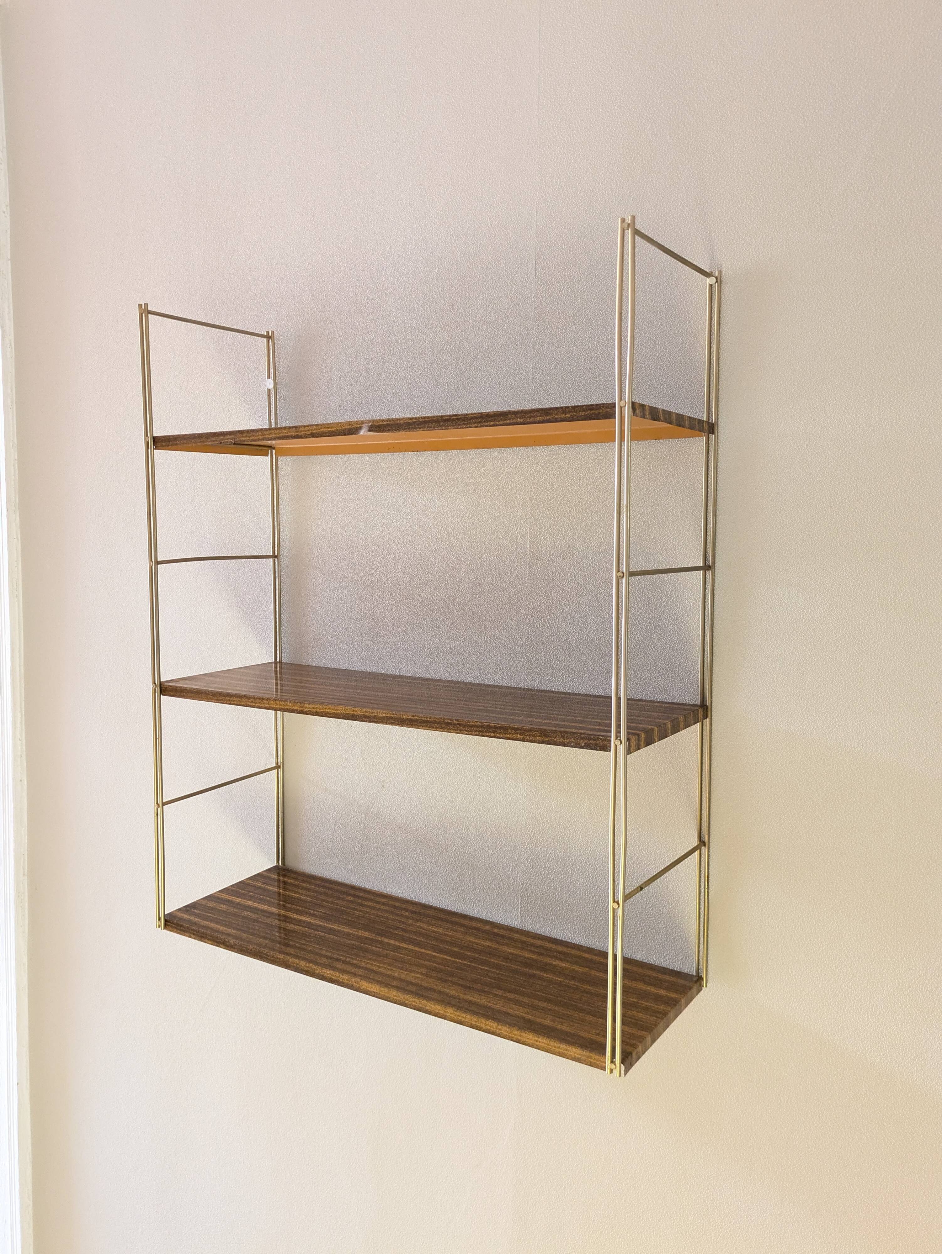 Golden wire shelf in metal with a wood effect.