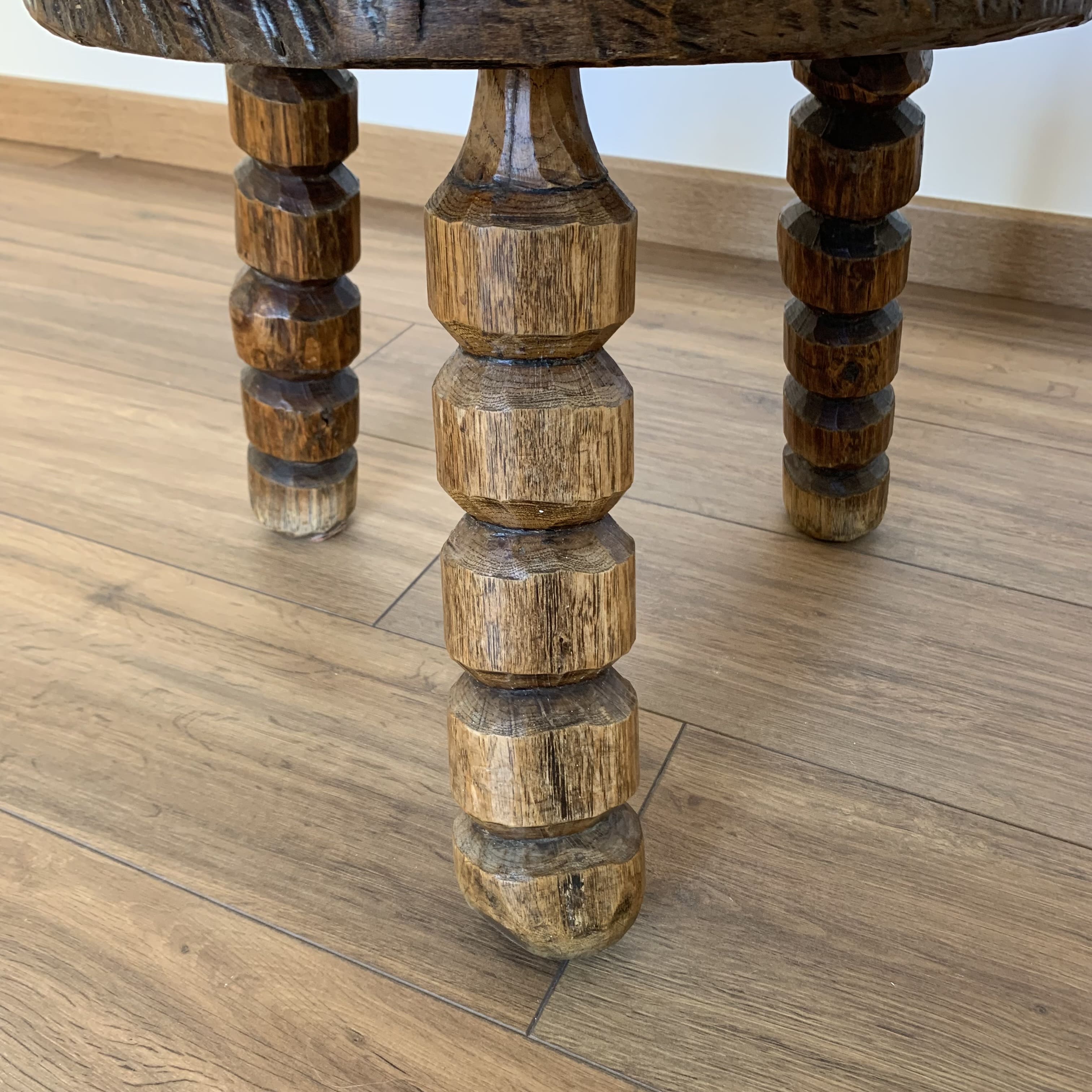 Tabouret tripode pieds taillés