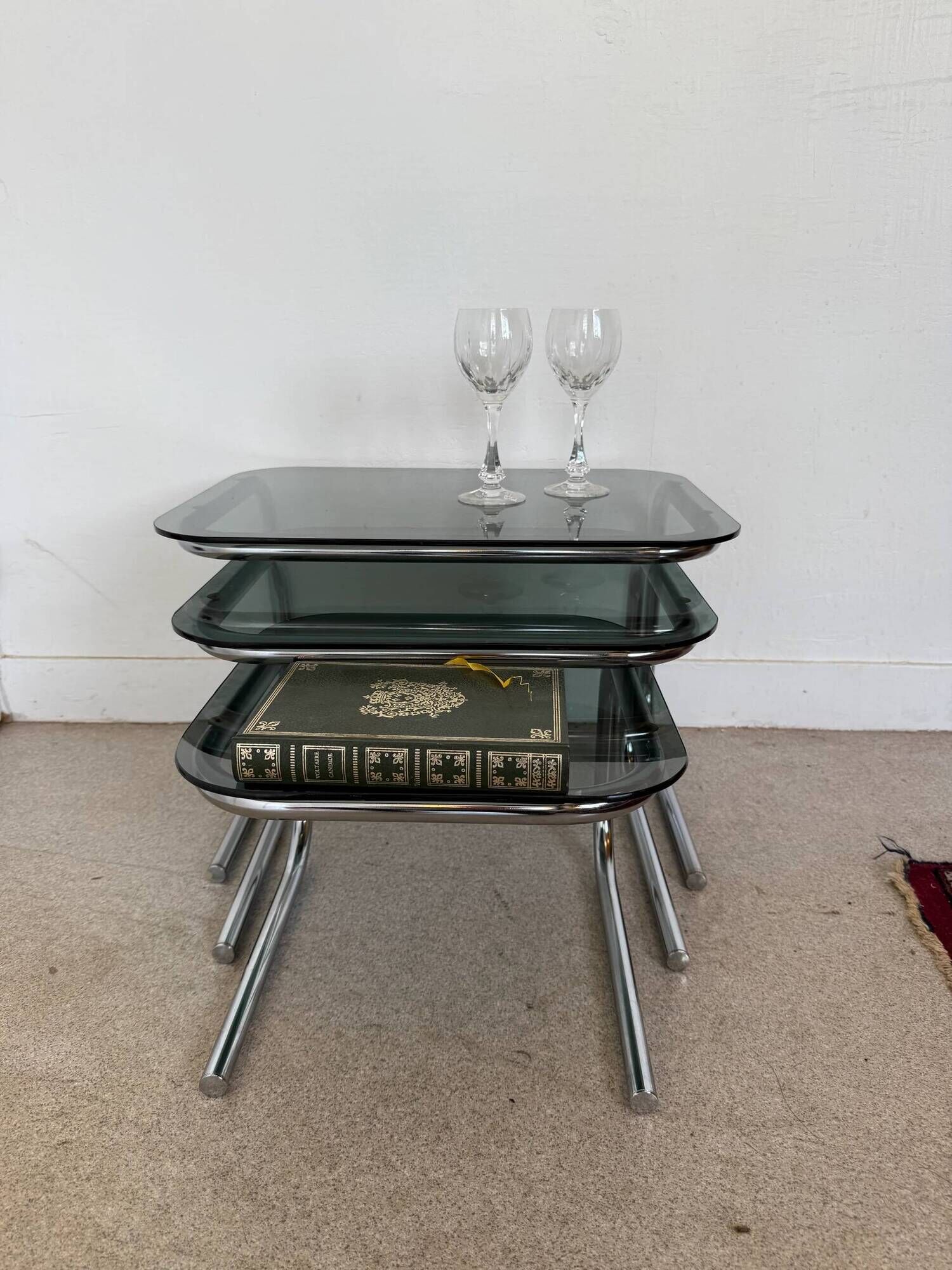 Trio de tables gigognes chrome et verre fumé vintage
