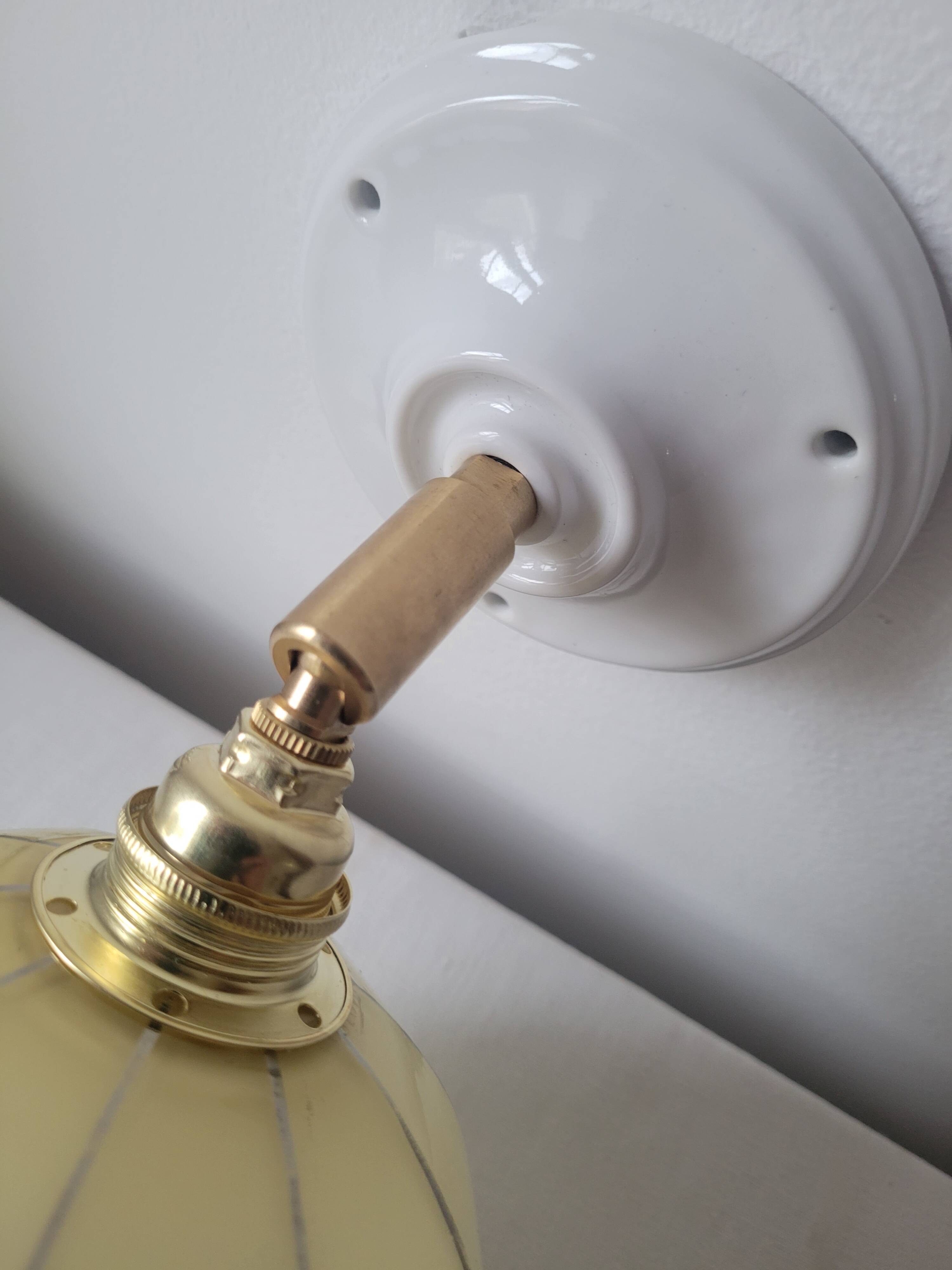 Wall lamp in opaline, brass and porcelain