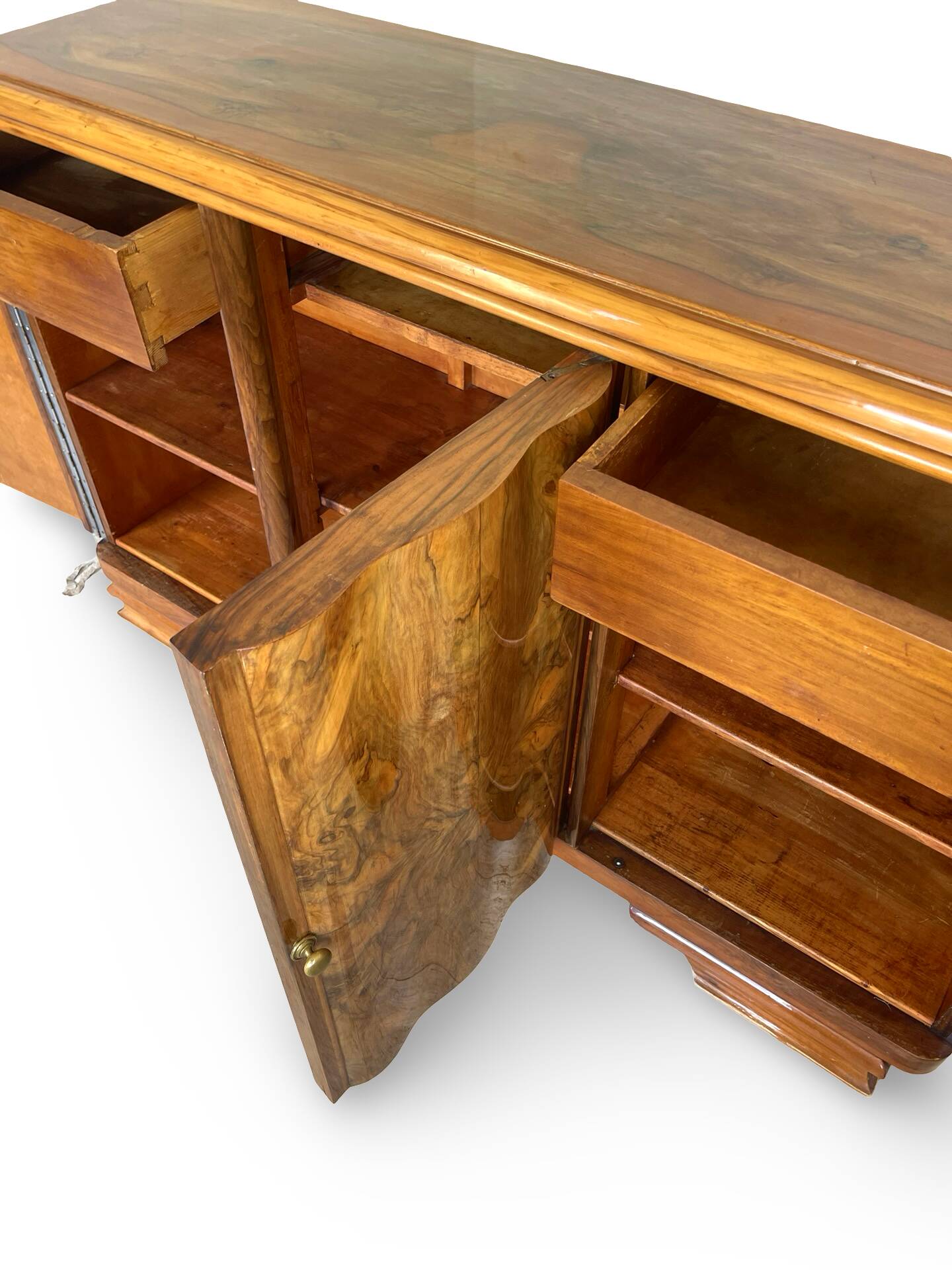 Italian Art deco burl walnut sideboard, of great quality.