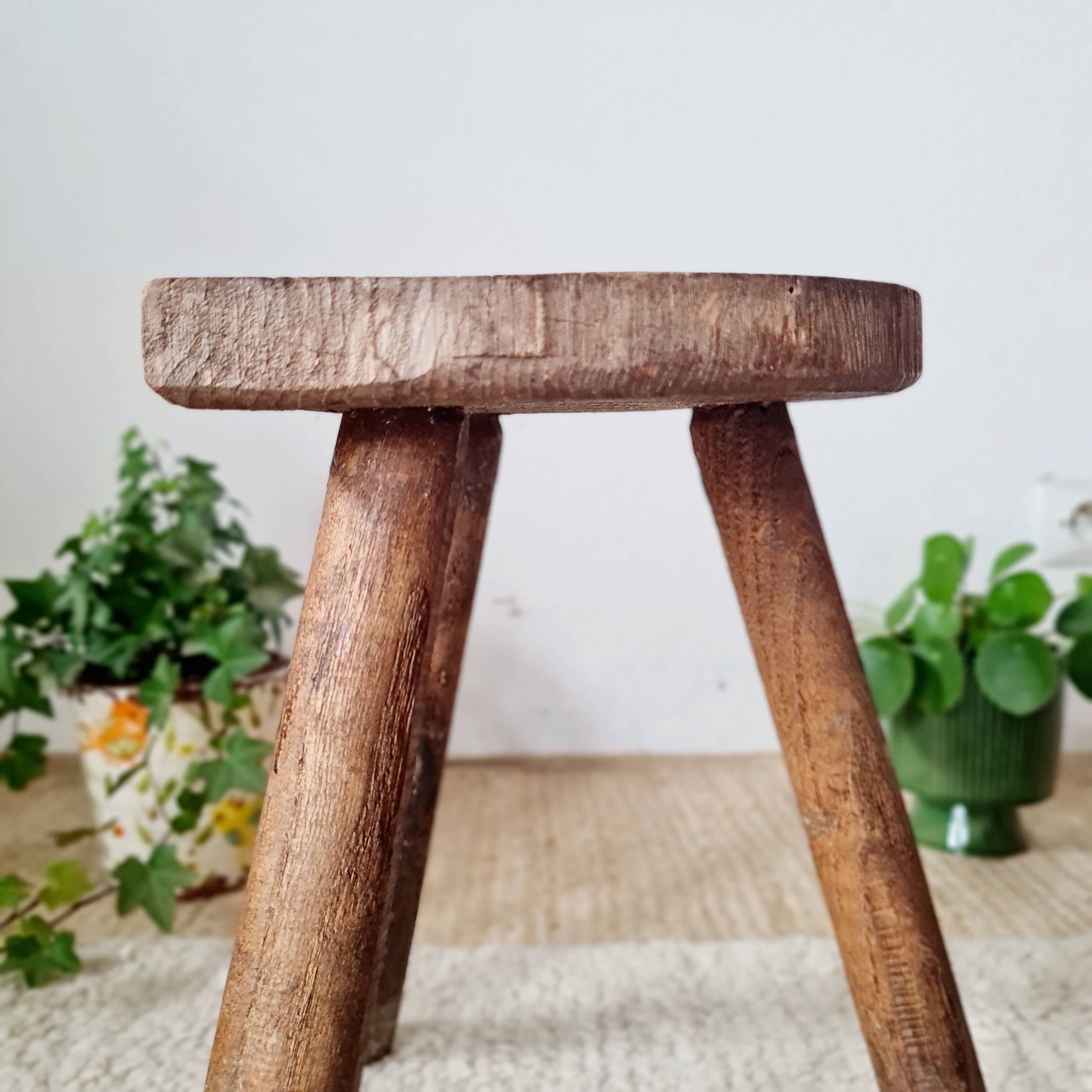 Tabouret tripode ancien en bois brutaliste - art populaire