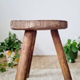 Tabouret tripode ancien en bois brutaliste - art populaire