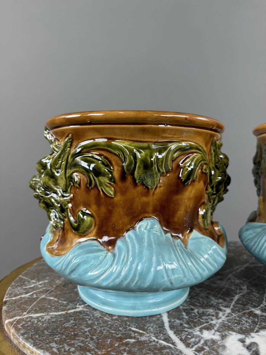 Paire de cache-pots en barbotine à décor de mascarons, XIXe siècle