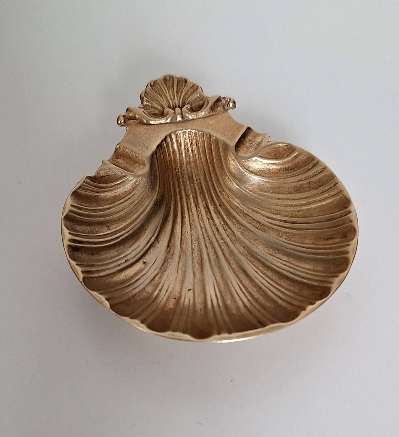 Scallop-shaped ashtray