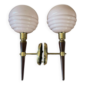 Paire d’appliques bois, laiton et opaline rose