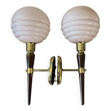 Paire d’appliques bois, laiton et opaline rose