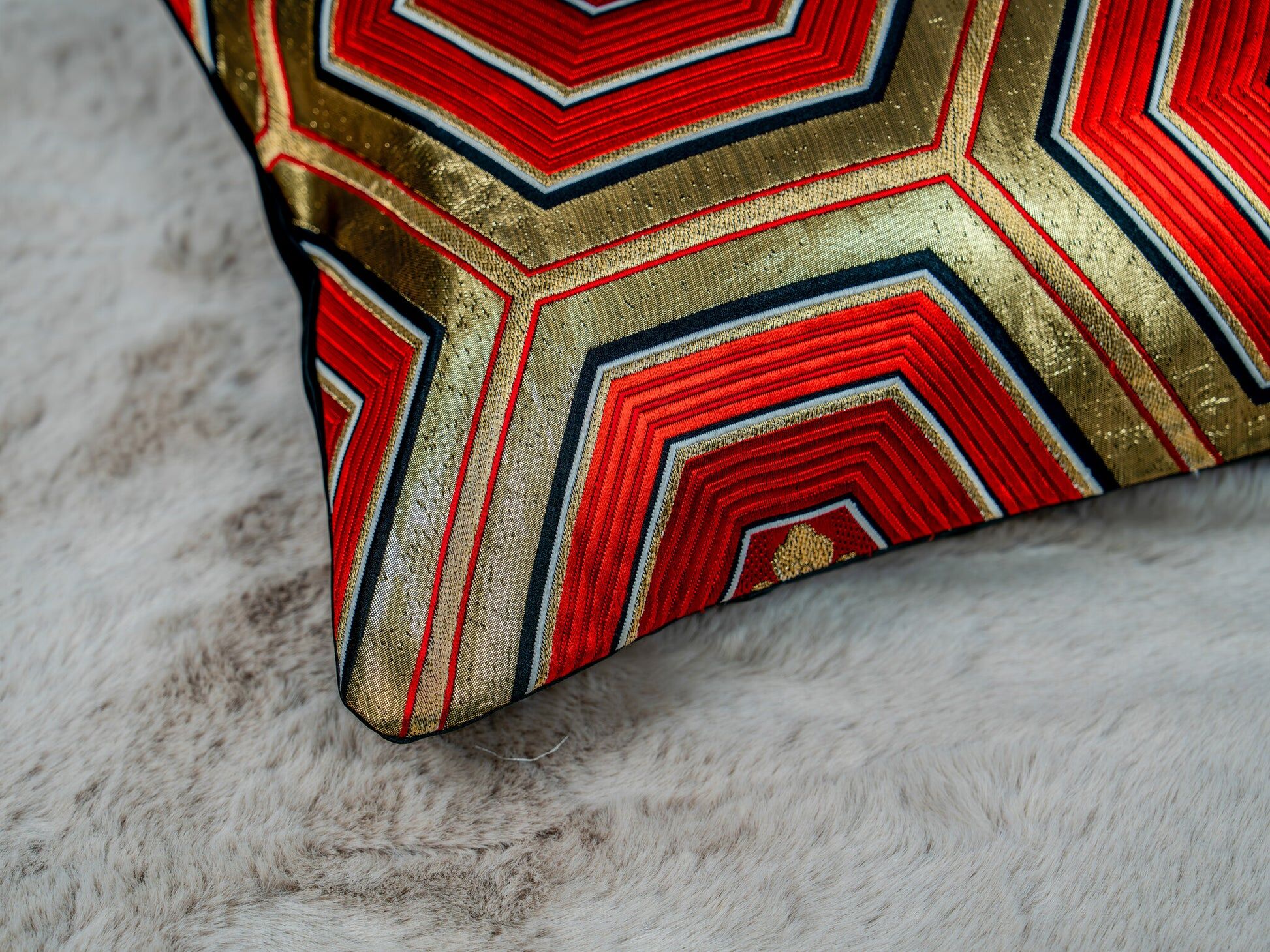 Coussin lombaire hexagonal vermillon Kikkō Vanguard — noir, rouge et or