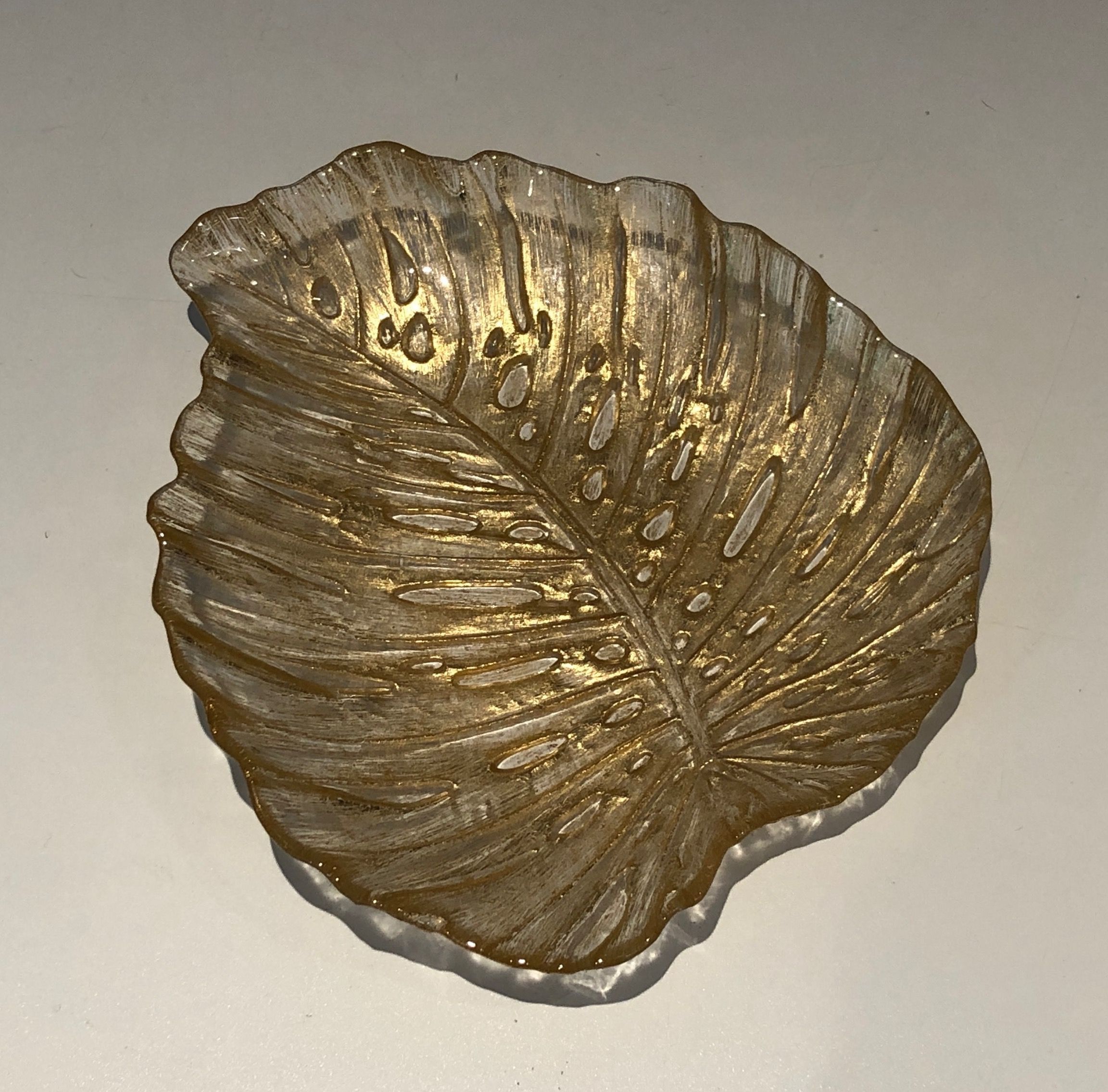 Leaf-shaped ashtray in Murano crystal