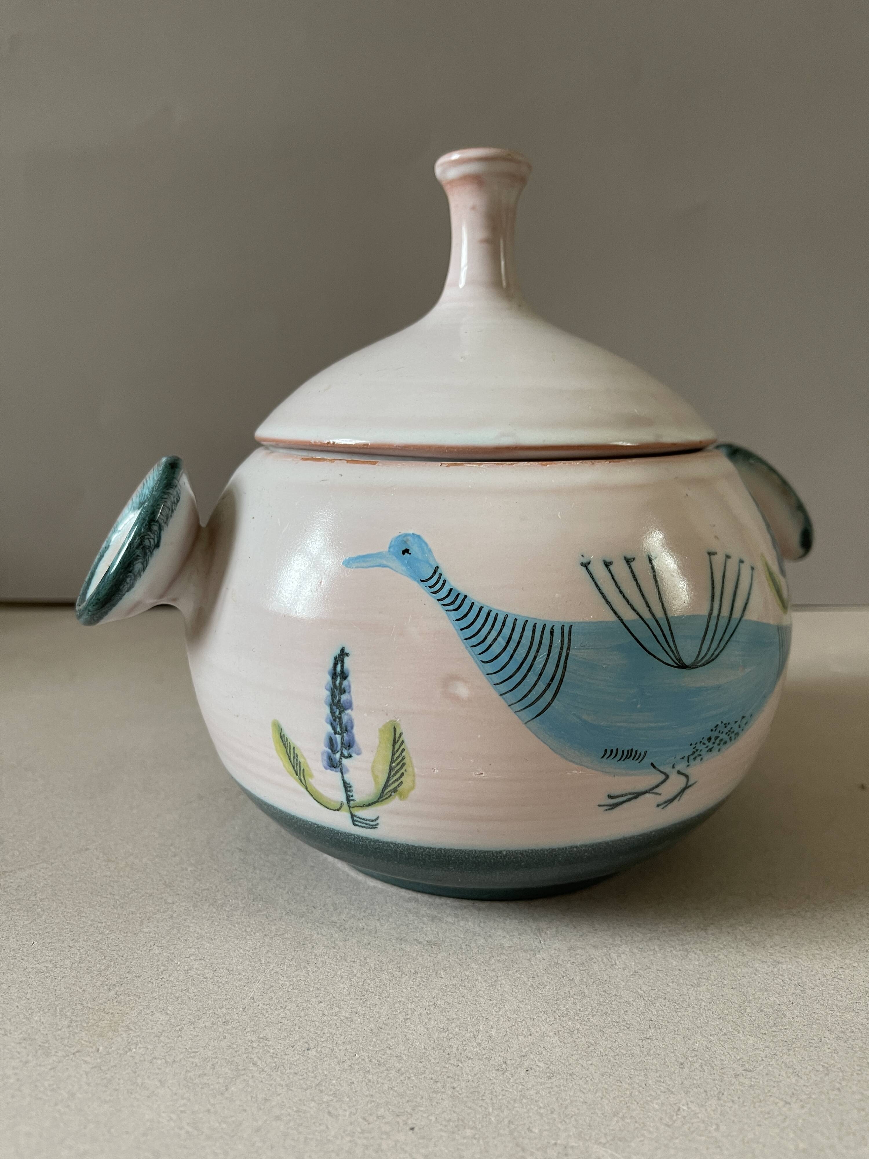 Covered pot or yvon Roy soup decorating with vintage dishwashing birds