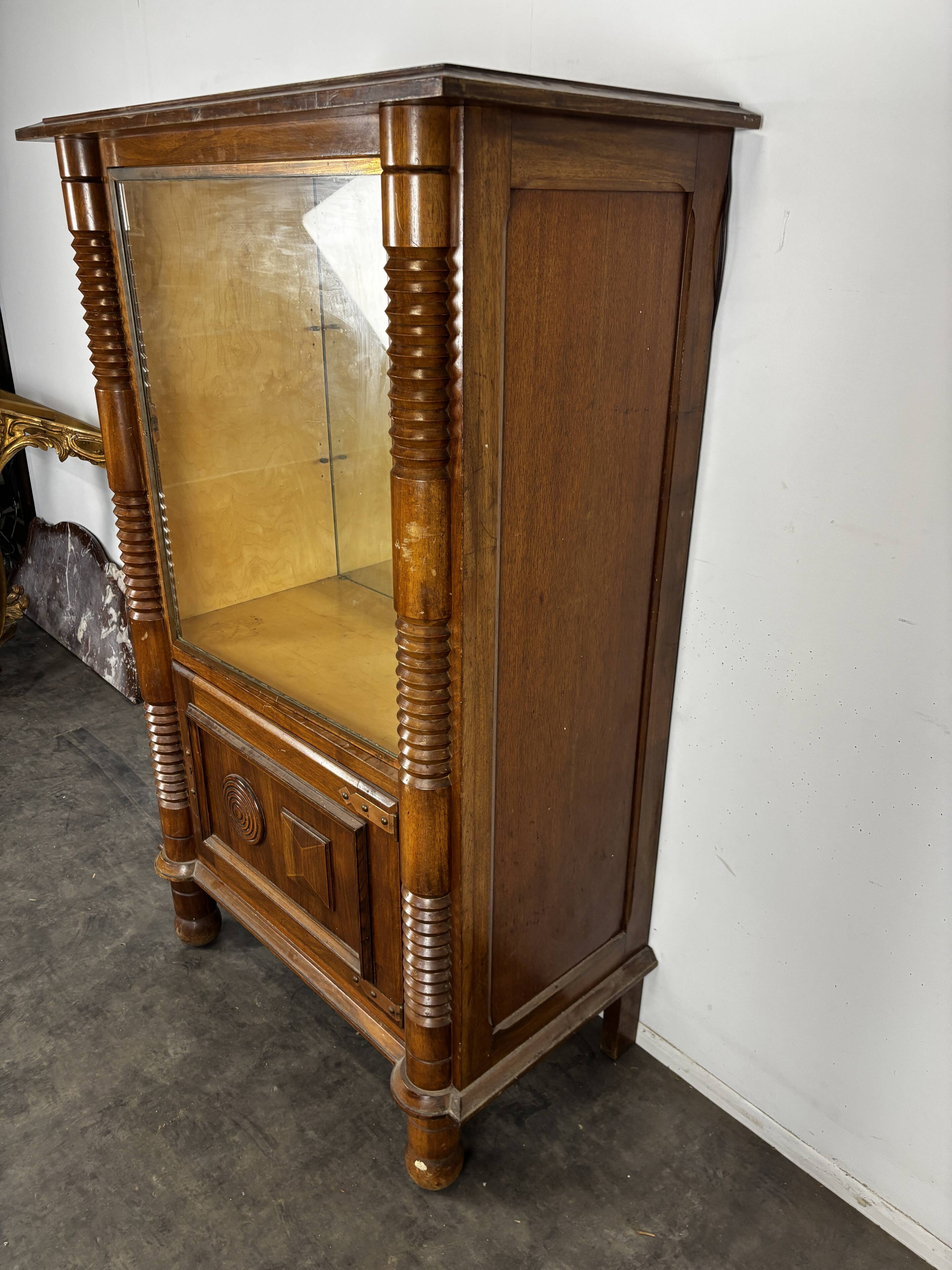 Vitrine dans le gout de Dudouyt en chêne à colonnes cannelées