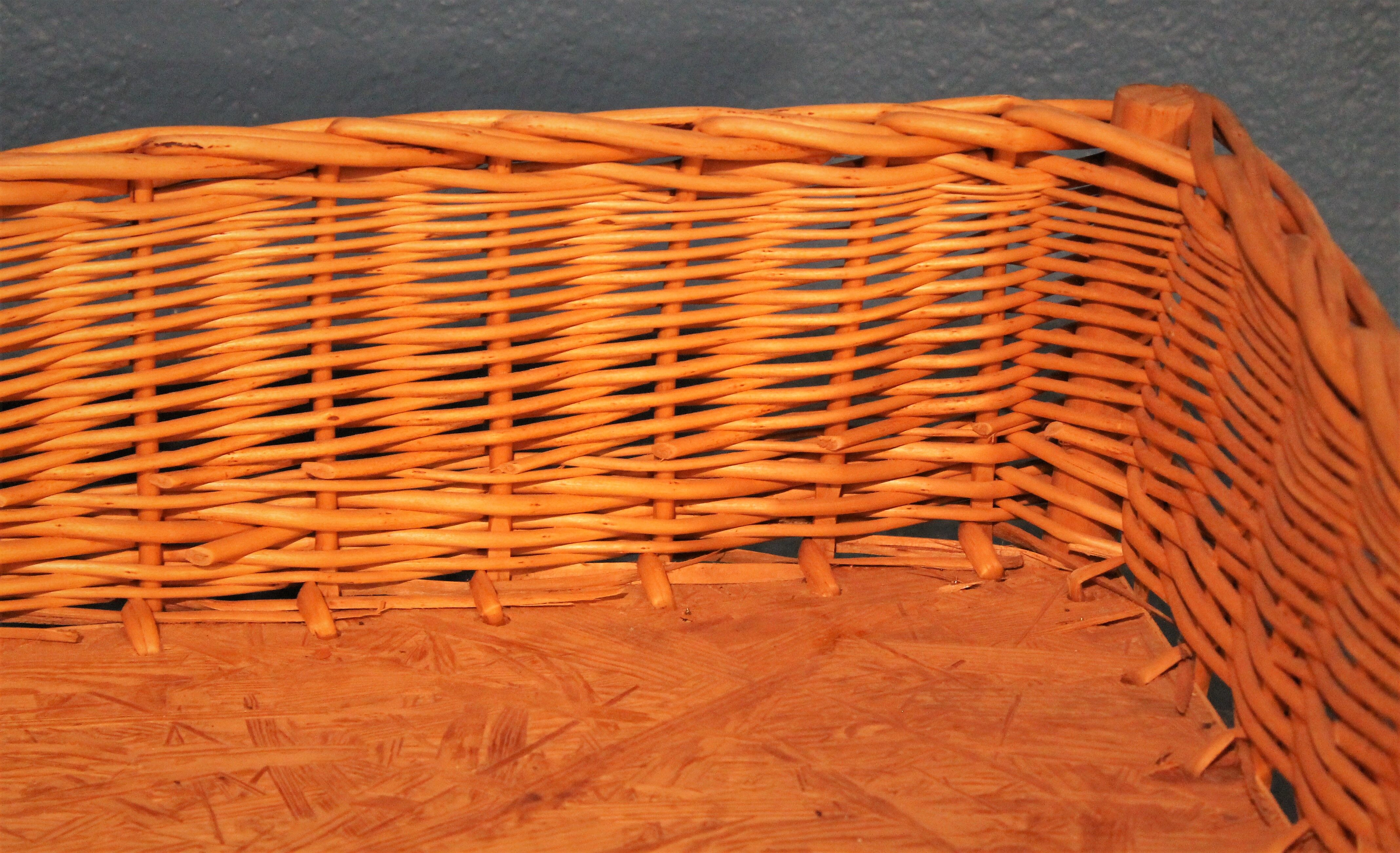 Basket on foot vintage 1970