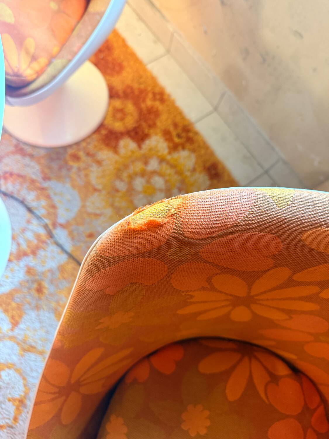 Table and tulip leg chair, vintage space age from the 70s.