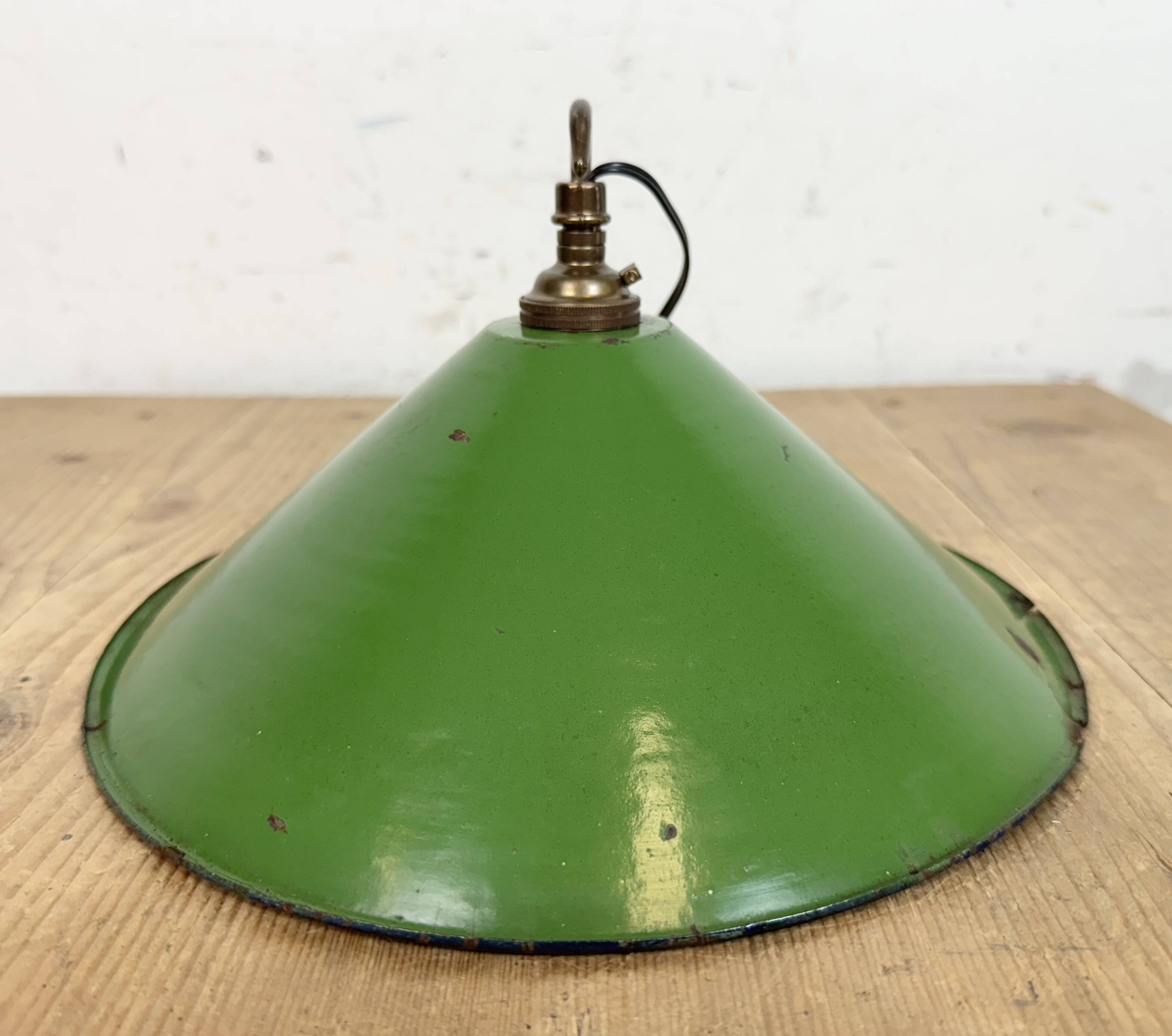Suspension industrielle britannique en émail vert, années 1950
