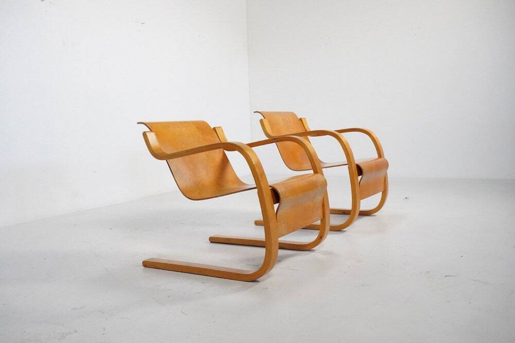 Ensemble de chaises longues cantilever n° 31 par Alvar Aalto, années 1930.