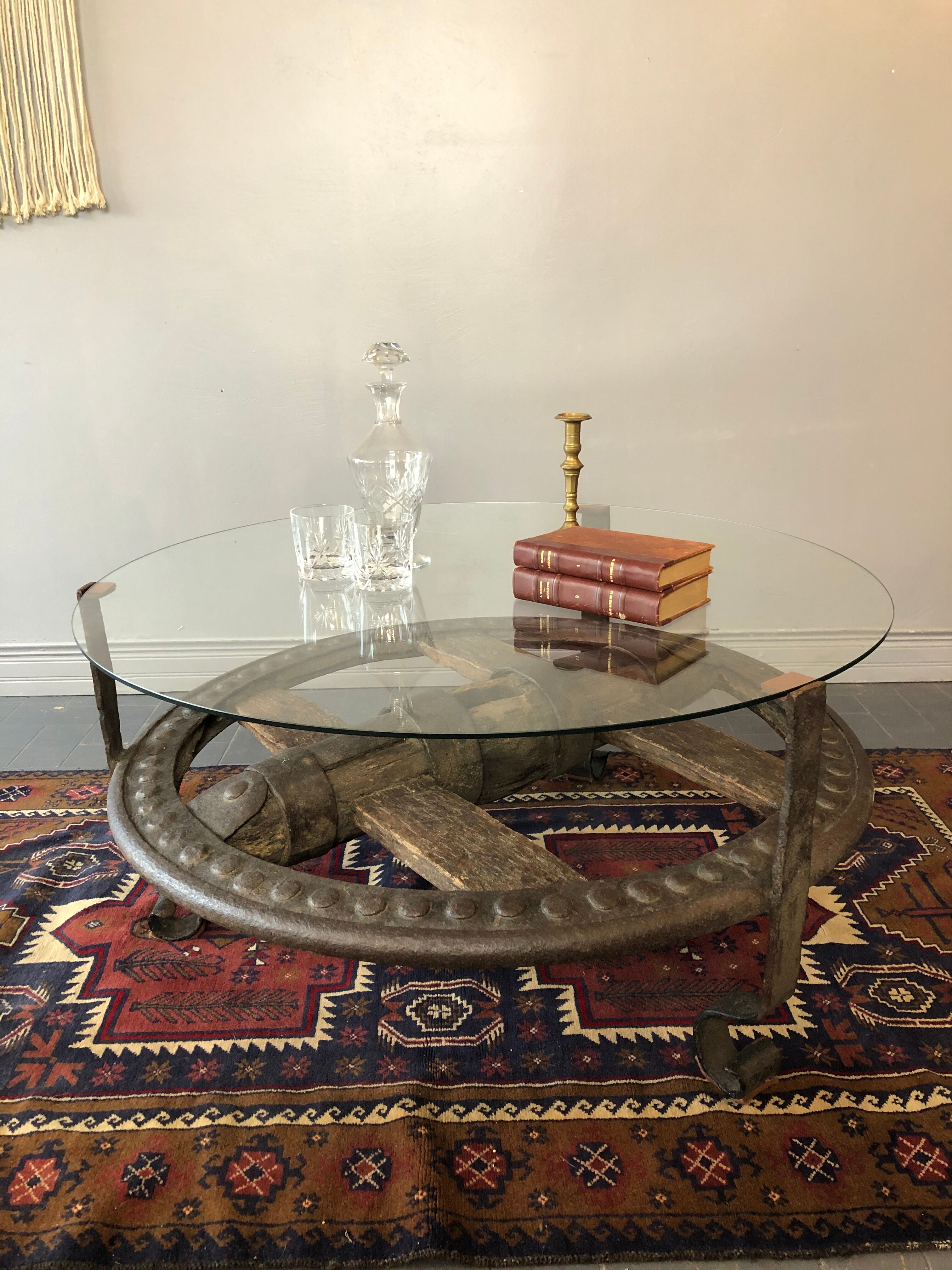 Table basse en bois et fonte rivetée