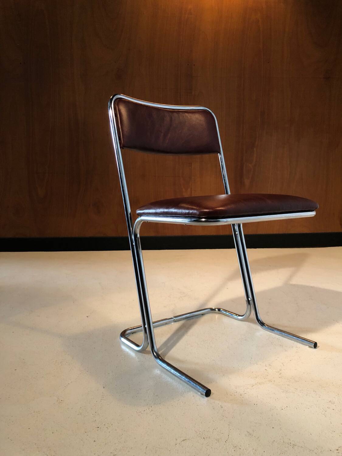 Chaise vintage vers 1970 - cuir et chrome