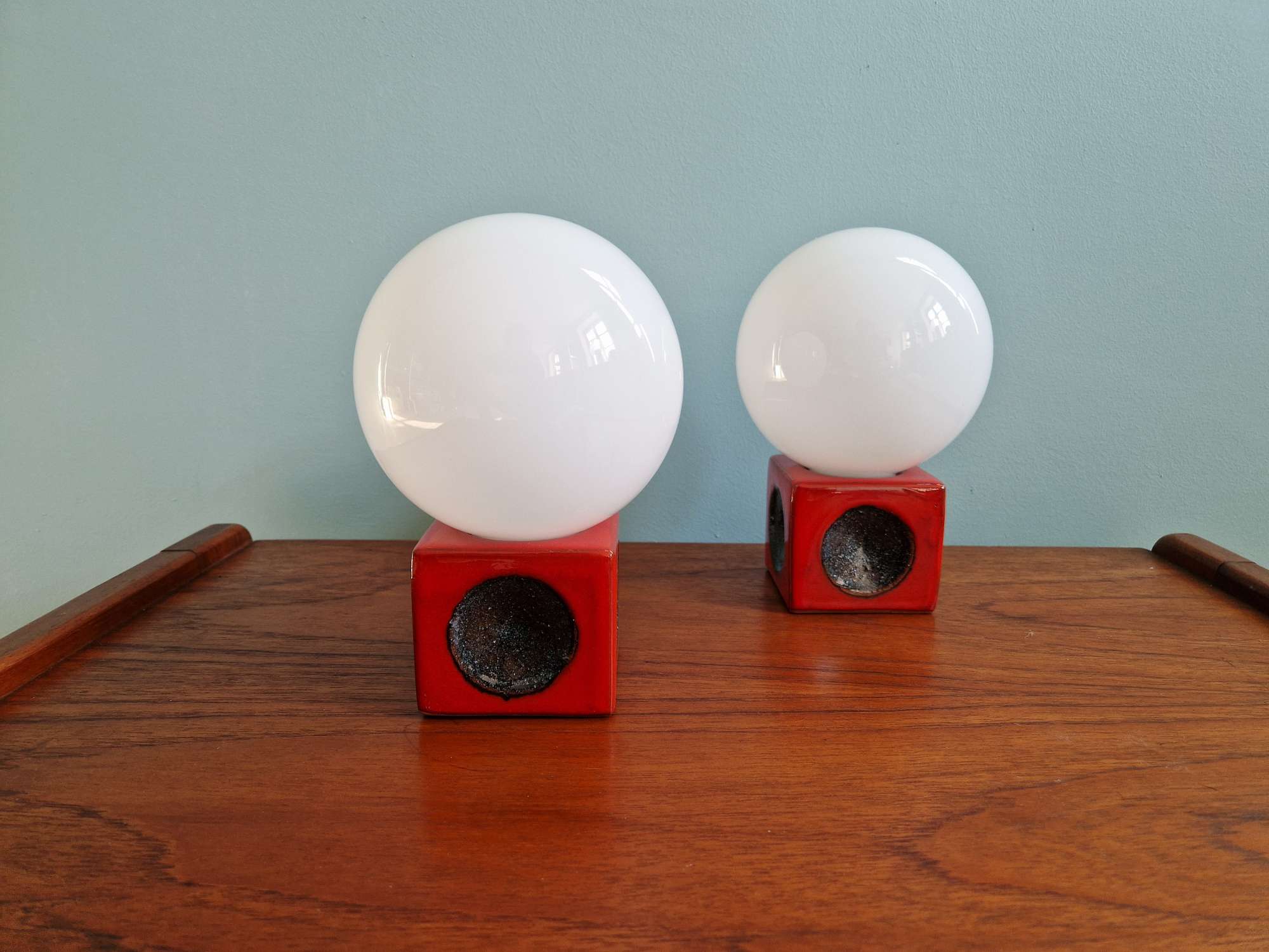 Paire de lampes de chevet en céramique rouge et opaline blanche, 1970