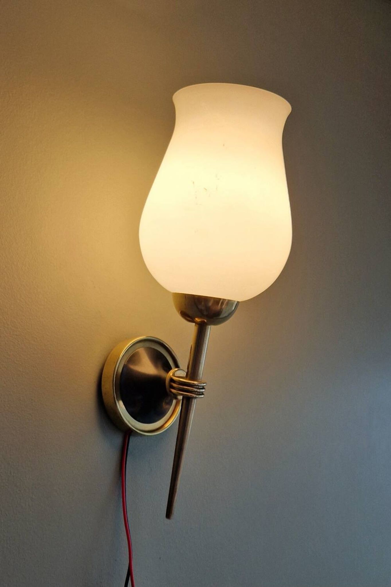 Paire d'appliques opaline et laiton 1950