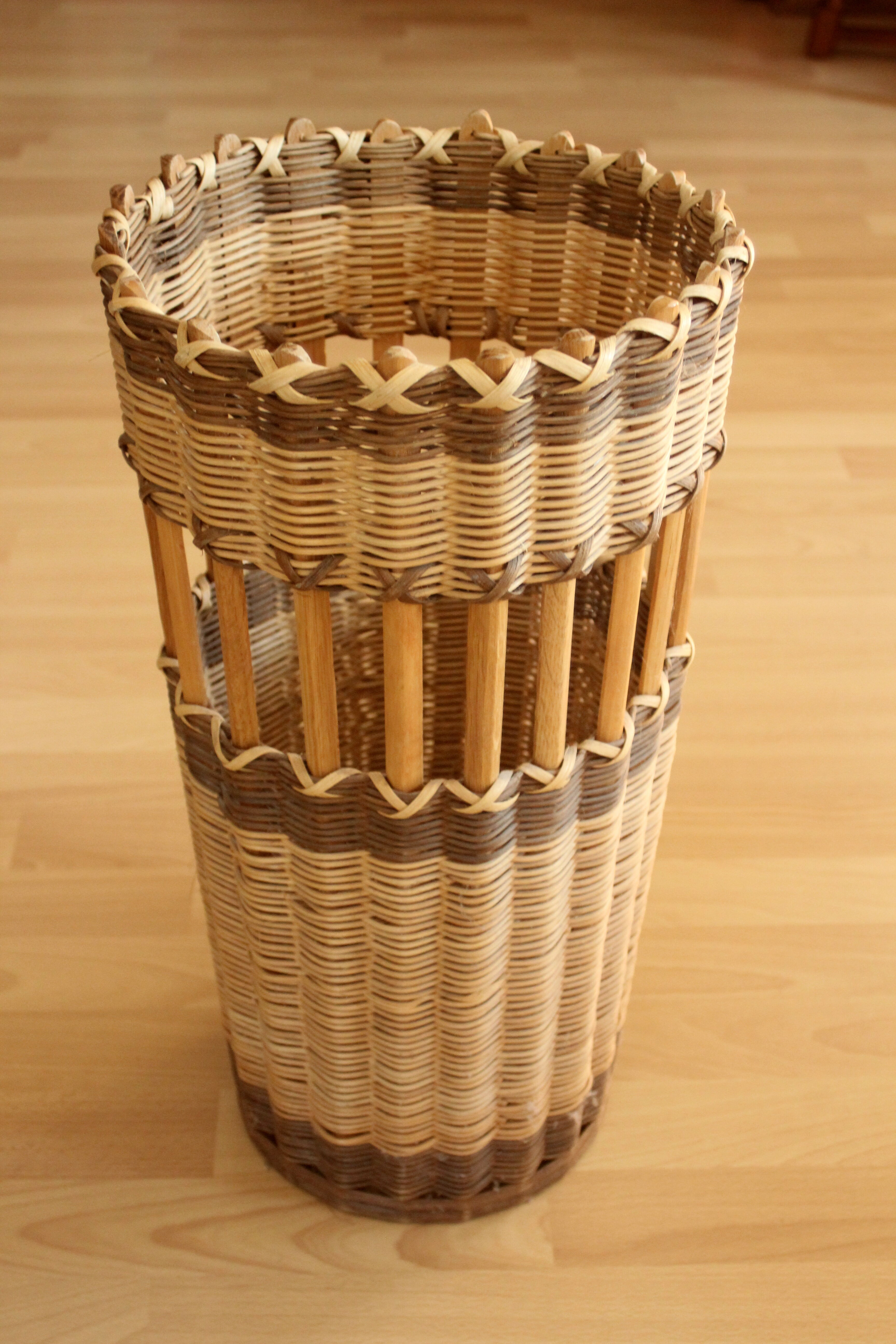 Porte-parapluies design contemporain métal rond motifs parapluies et