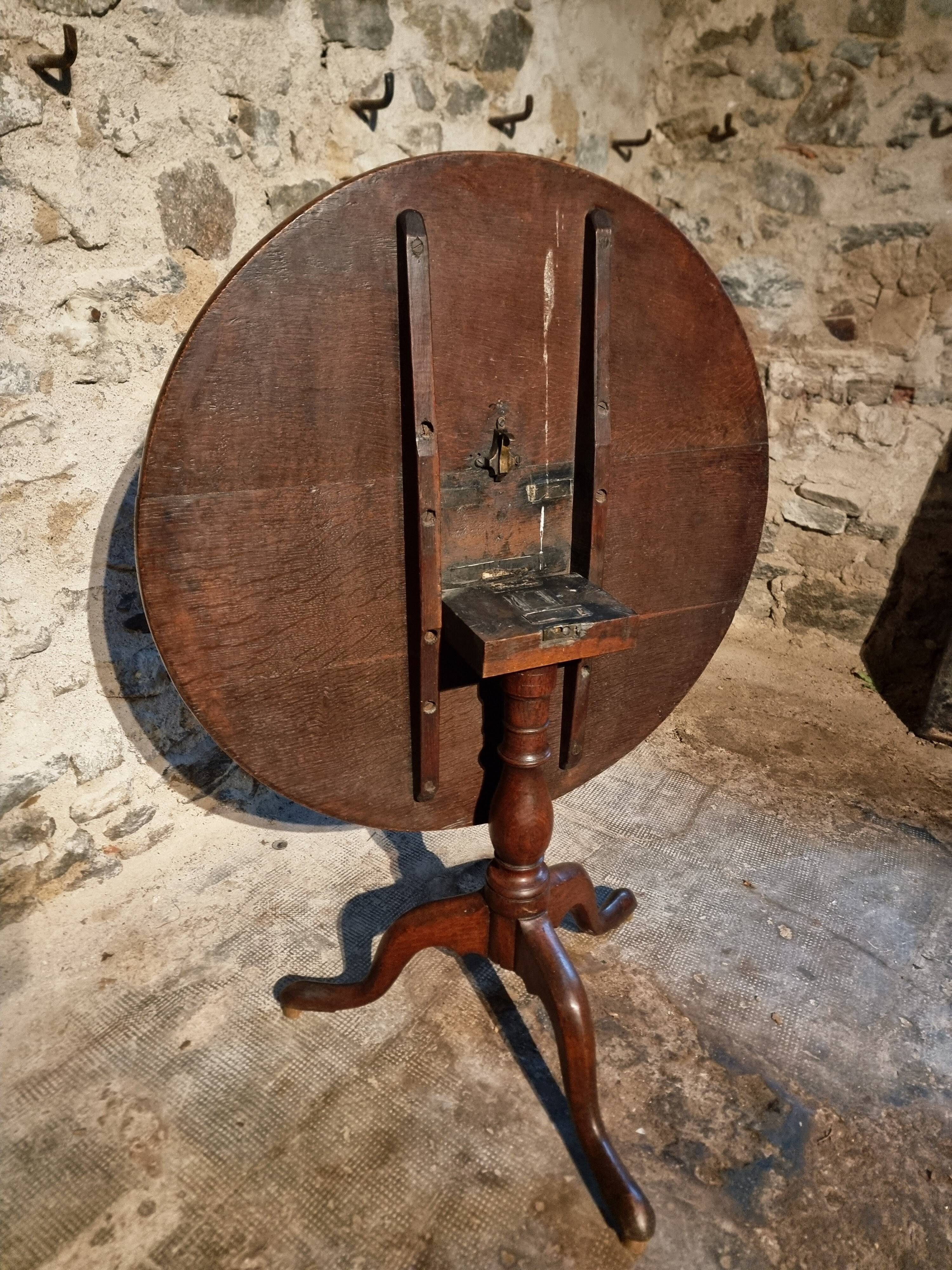 Antique Georgian tilt-top oak table from around 1800 – Round tripod side table 80 cm
