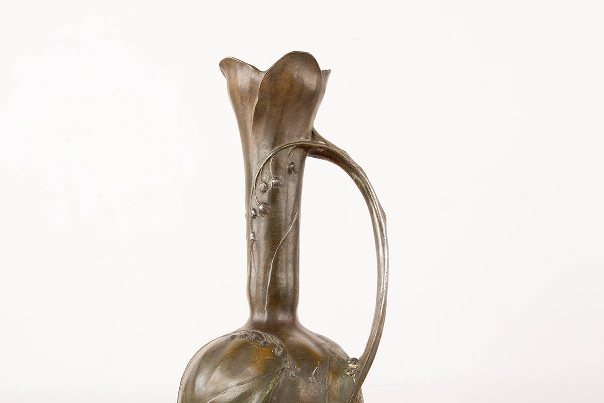 Art Nouveau vase in solid pewter with bronze patina by Louis Chalon 1910.