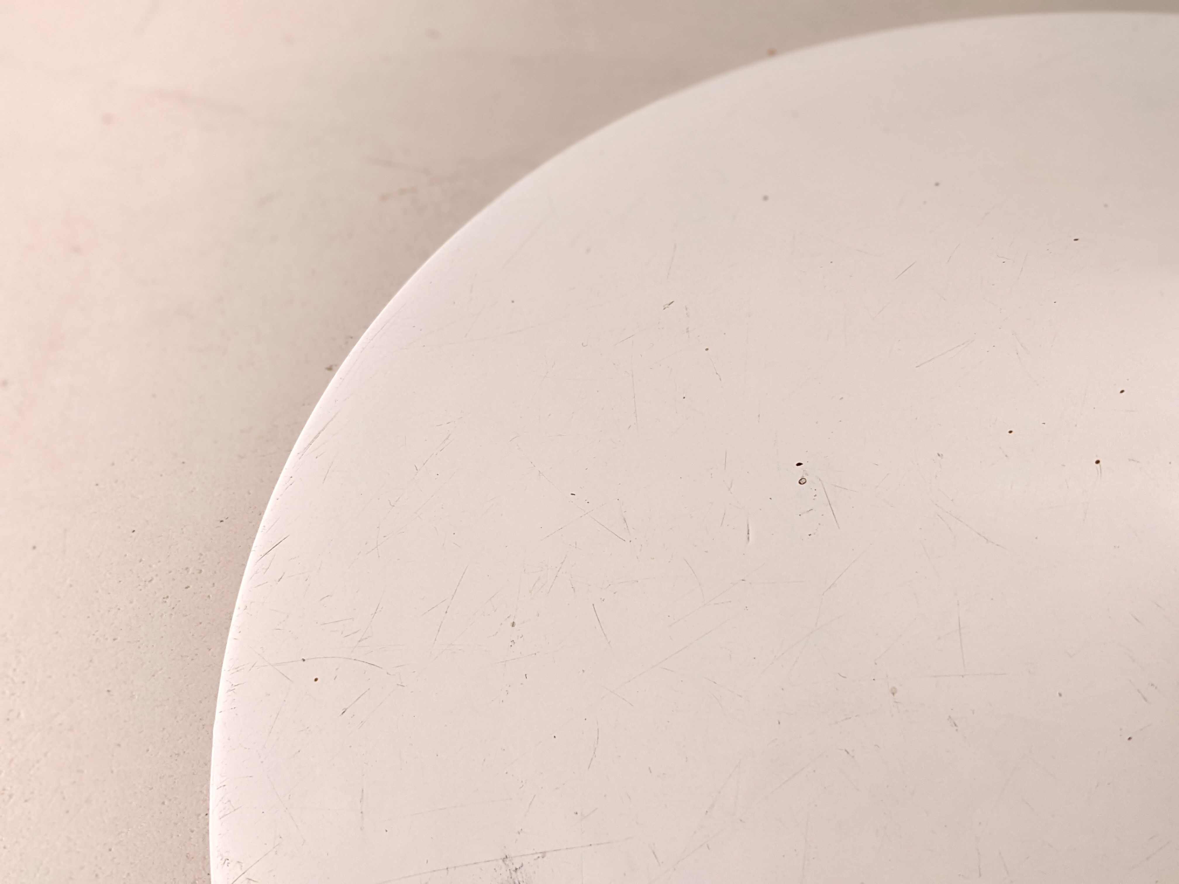 Round table in Carrara marble by Eero Saarinen for Knoll