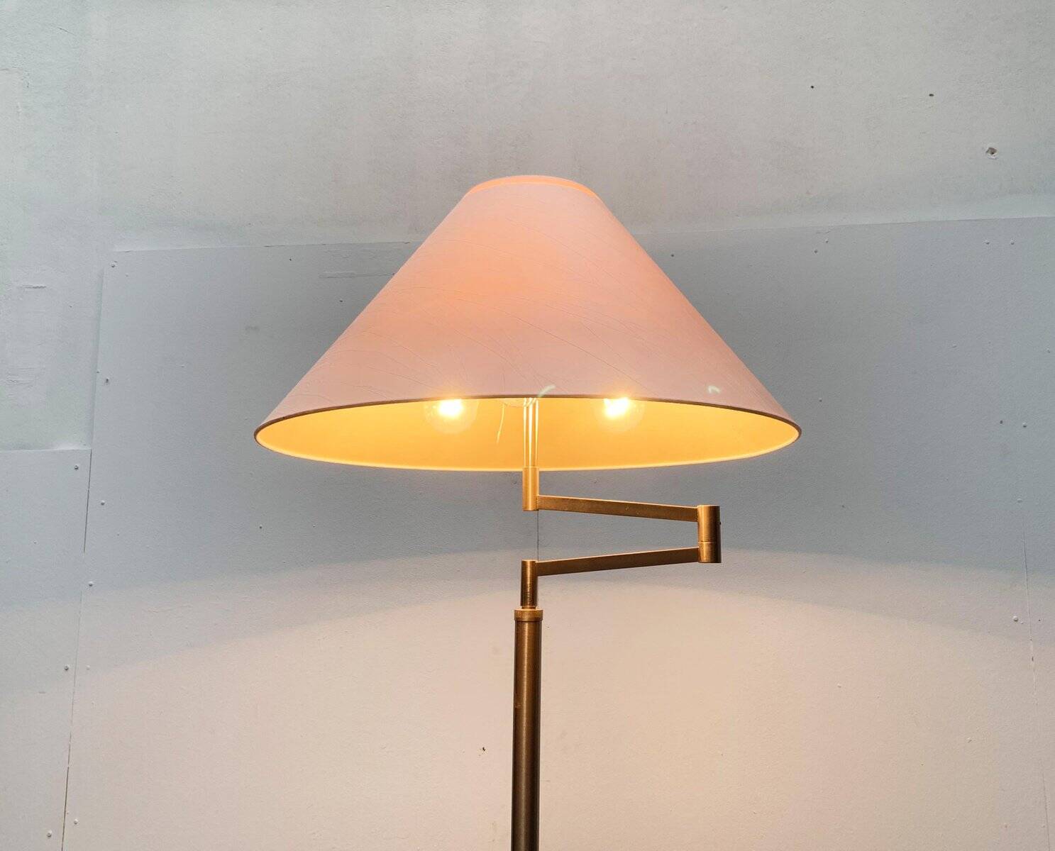Adjustable floor lamp