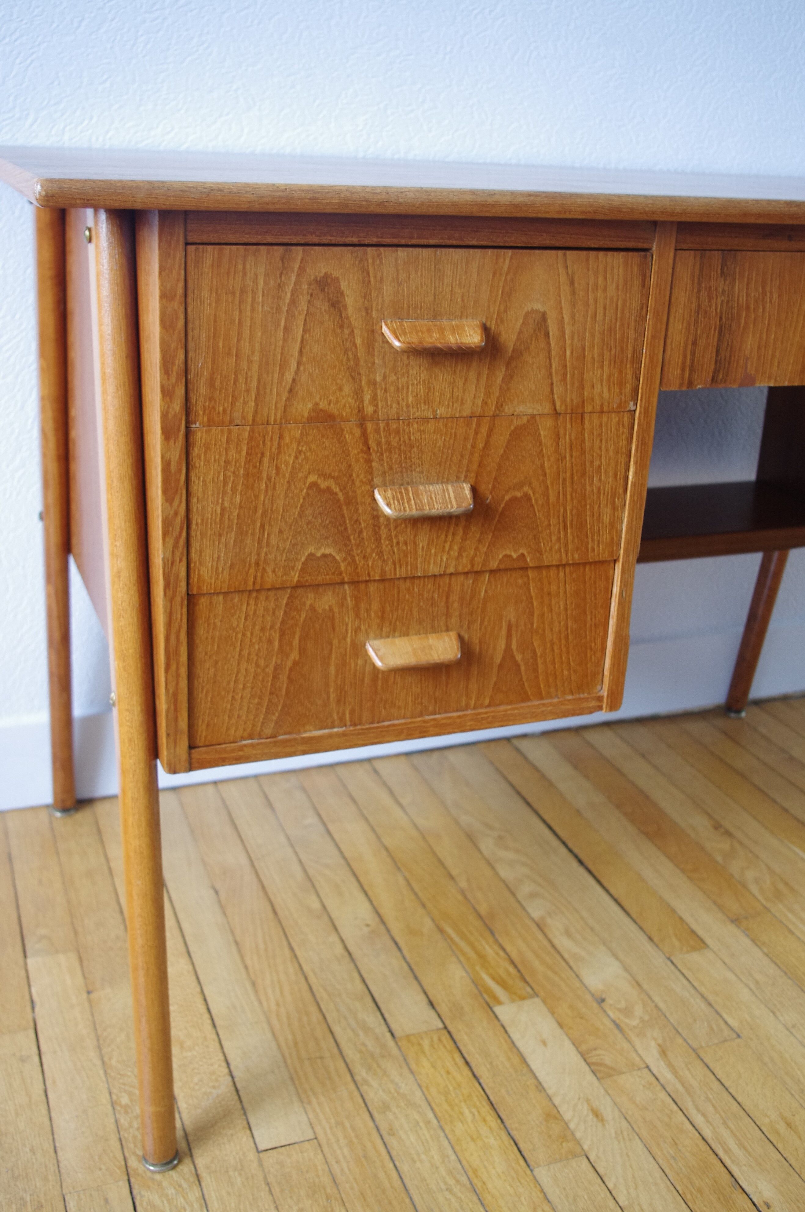 Bureau danois pieds compas