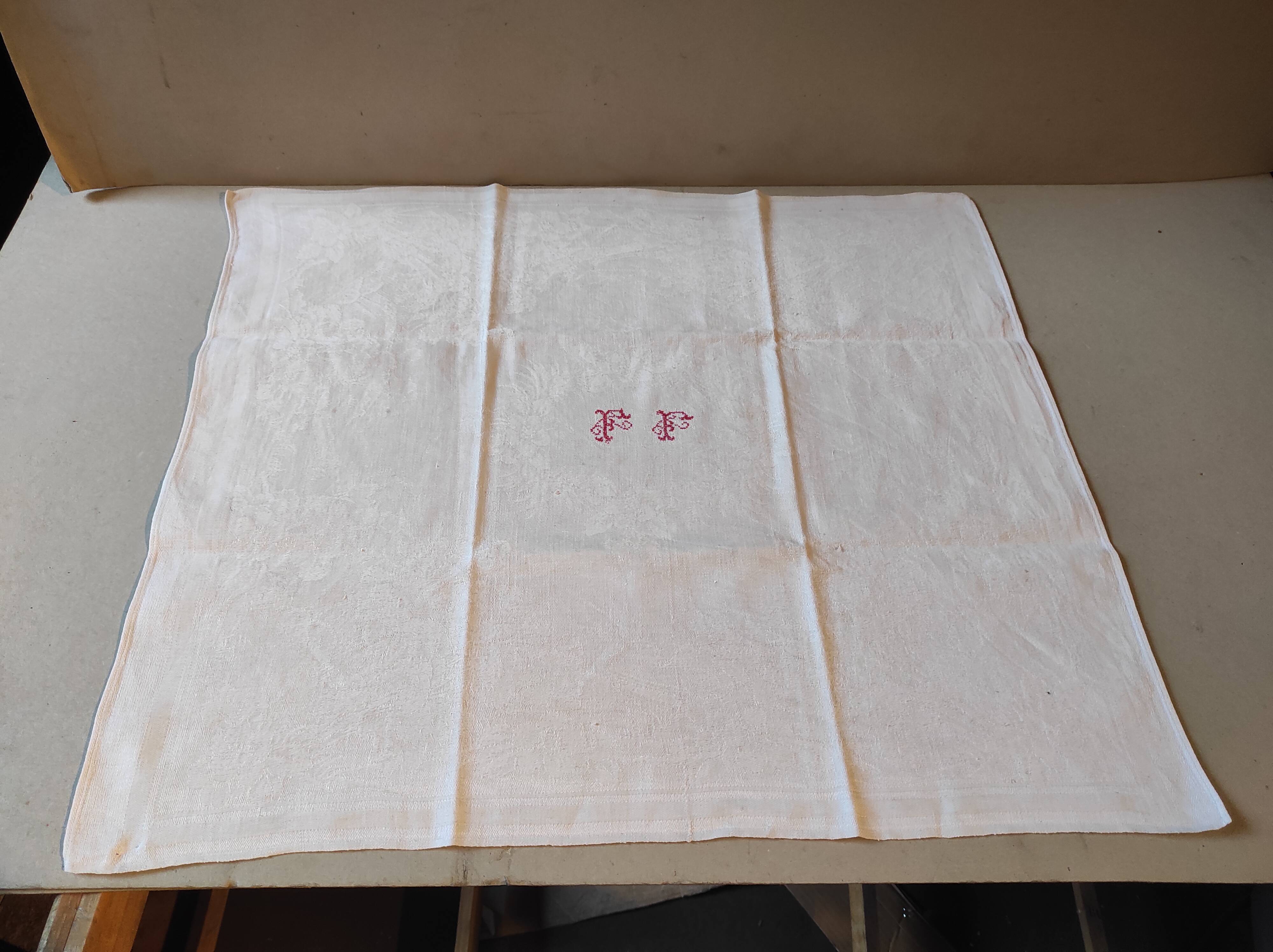 Serviette de table vintage monogrammée FF