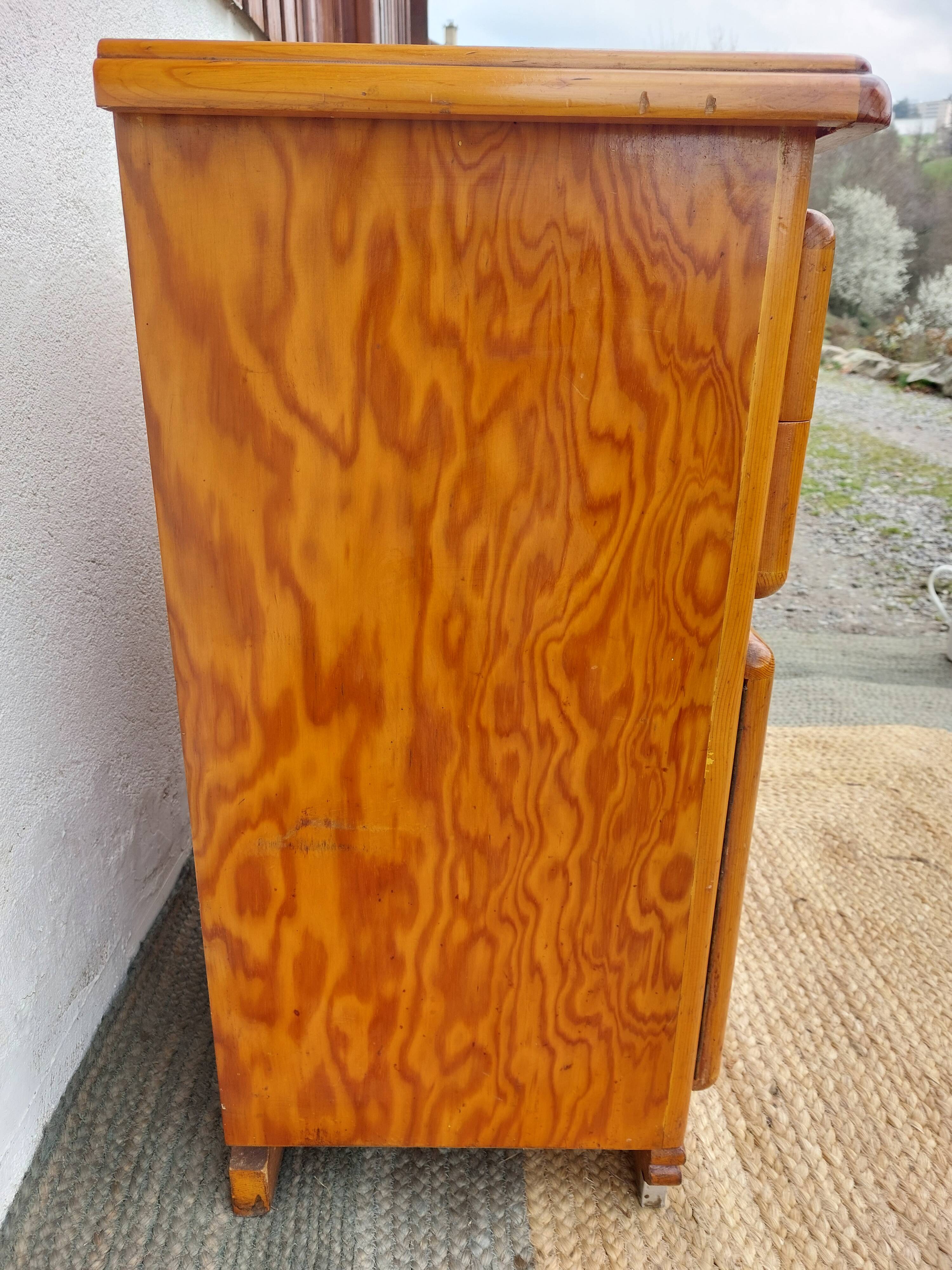 Mado buffet, asymmetrical doors and metal