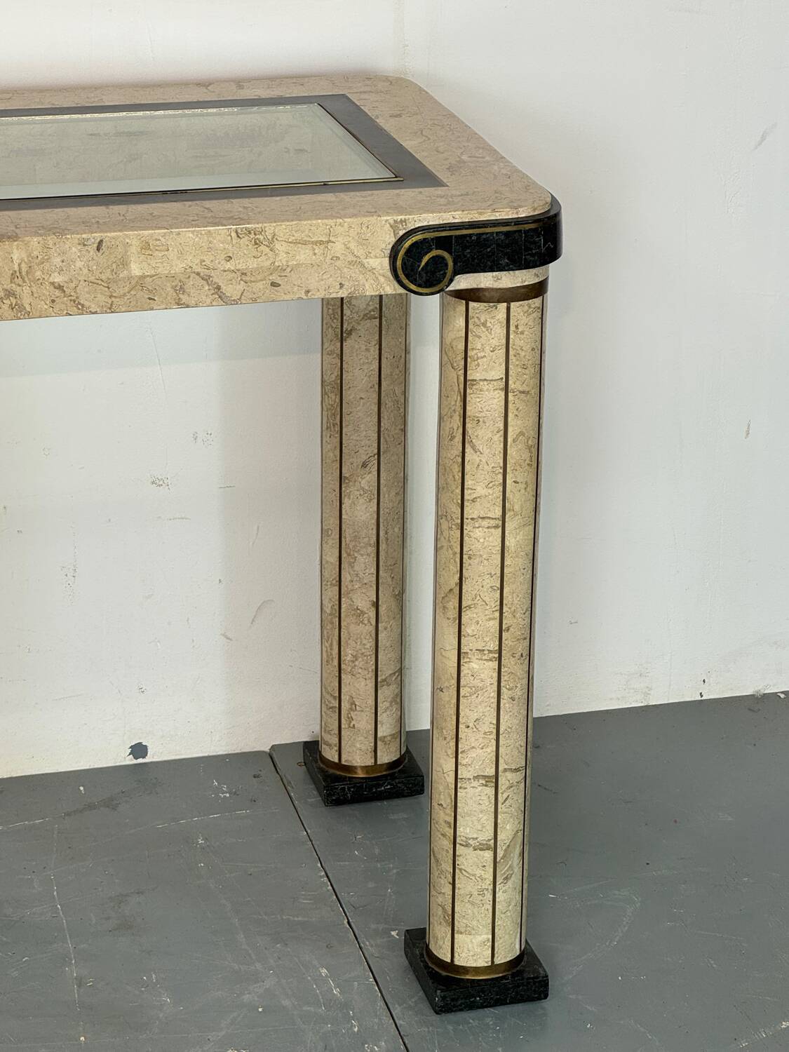 Table console vintage régence en travertin italien et laiton Maitland Smith.