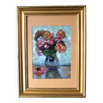 Vintage table - pastel flower bouquet