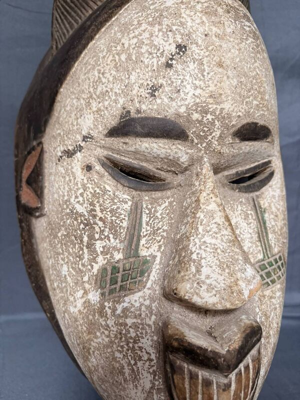 Ancien masque tribal africain en bois Punu Maiden Mukudji Gabon
