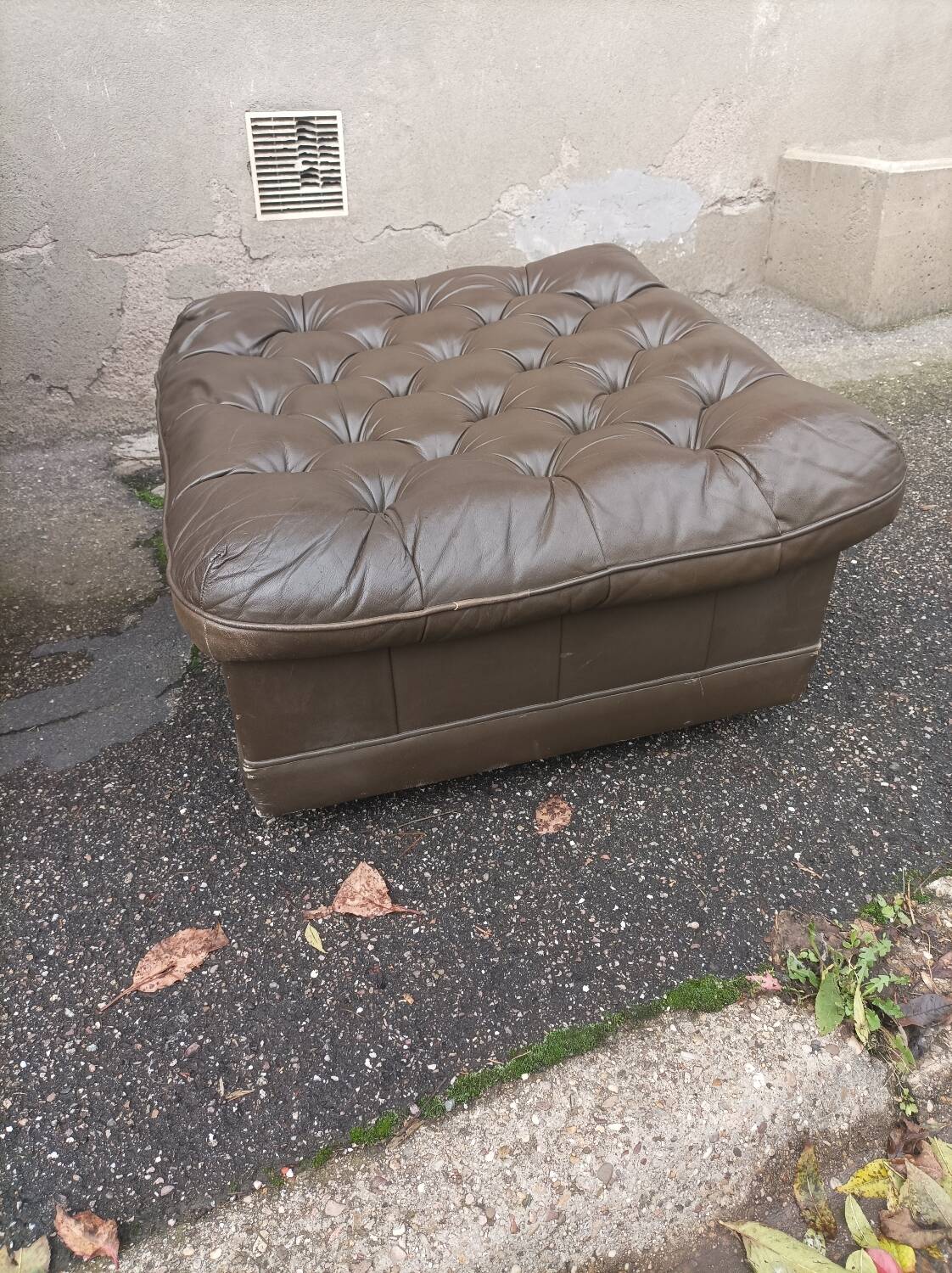 Pair of Chesterfield armchairs with footrest