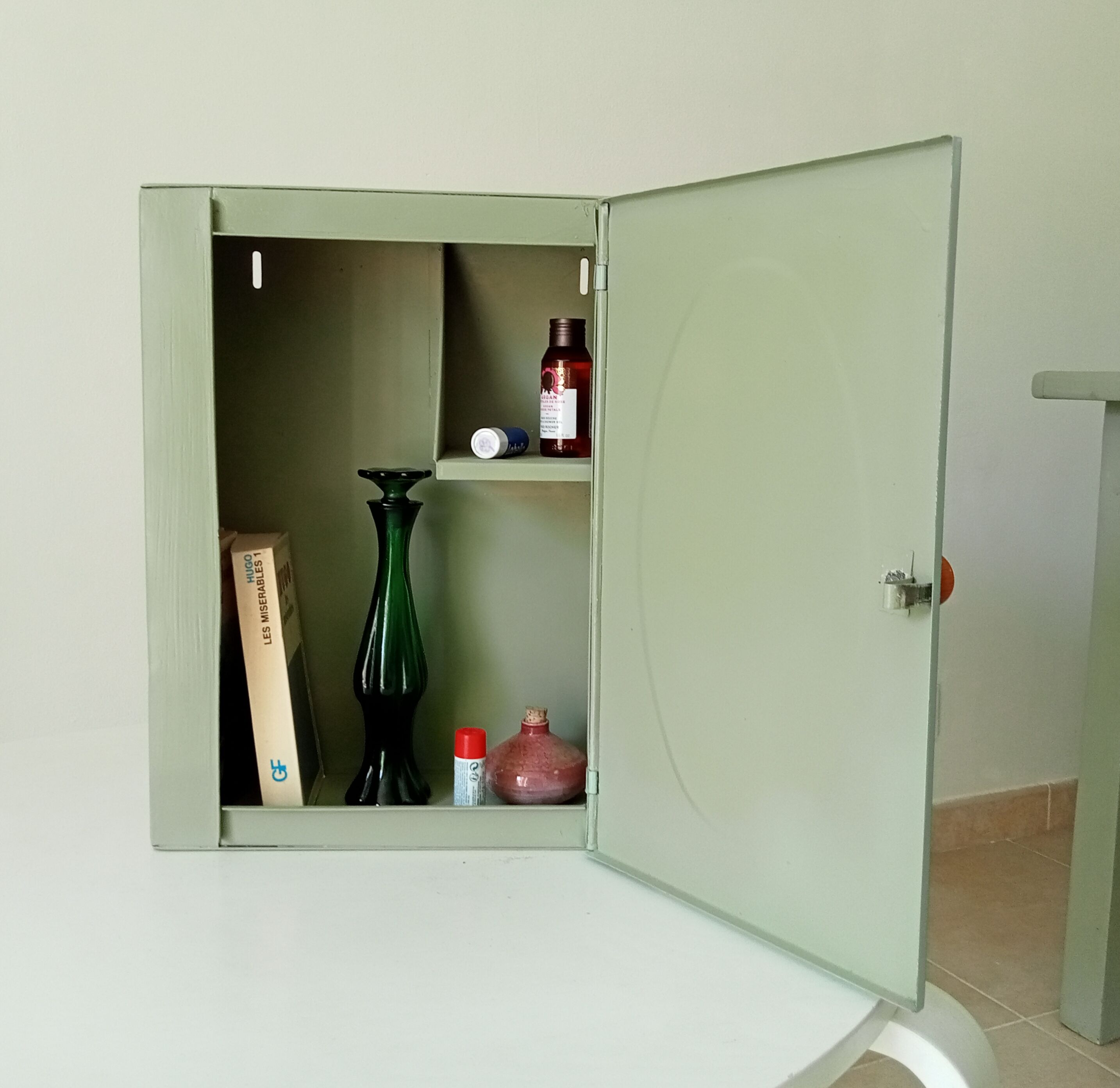 Vintage metal medicine cabinet 60s/70s