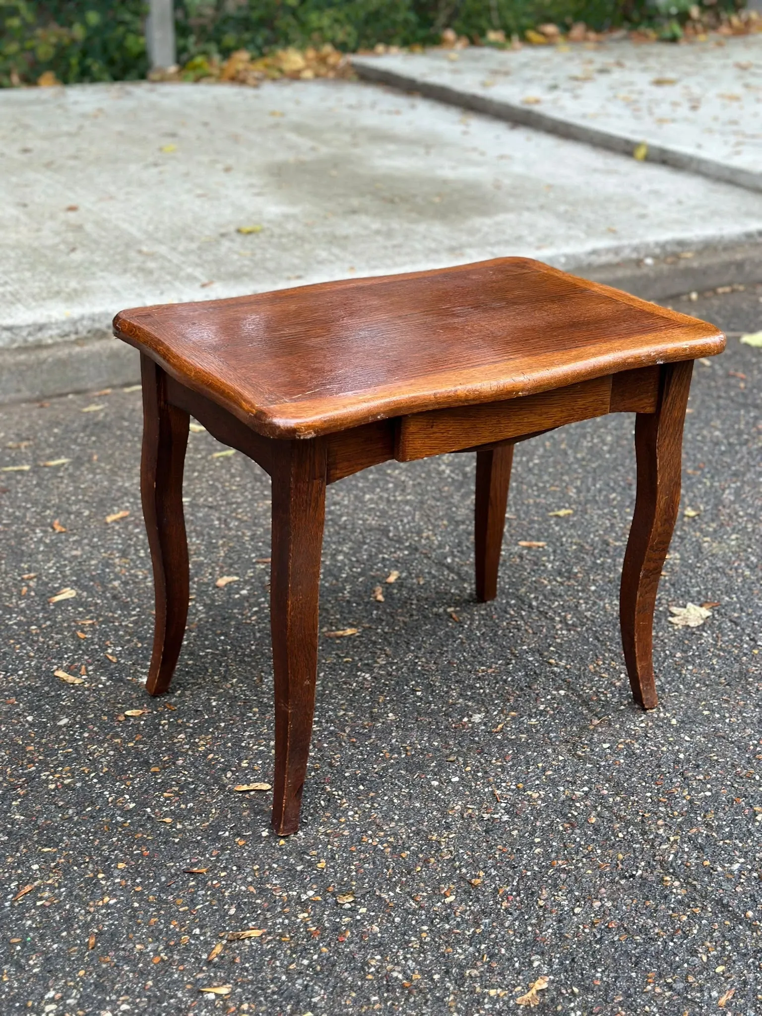 Table basse table d'appoint bout de canapé en chêne style Louis XV 1950