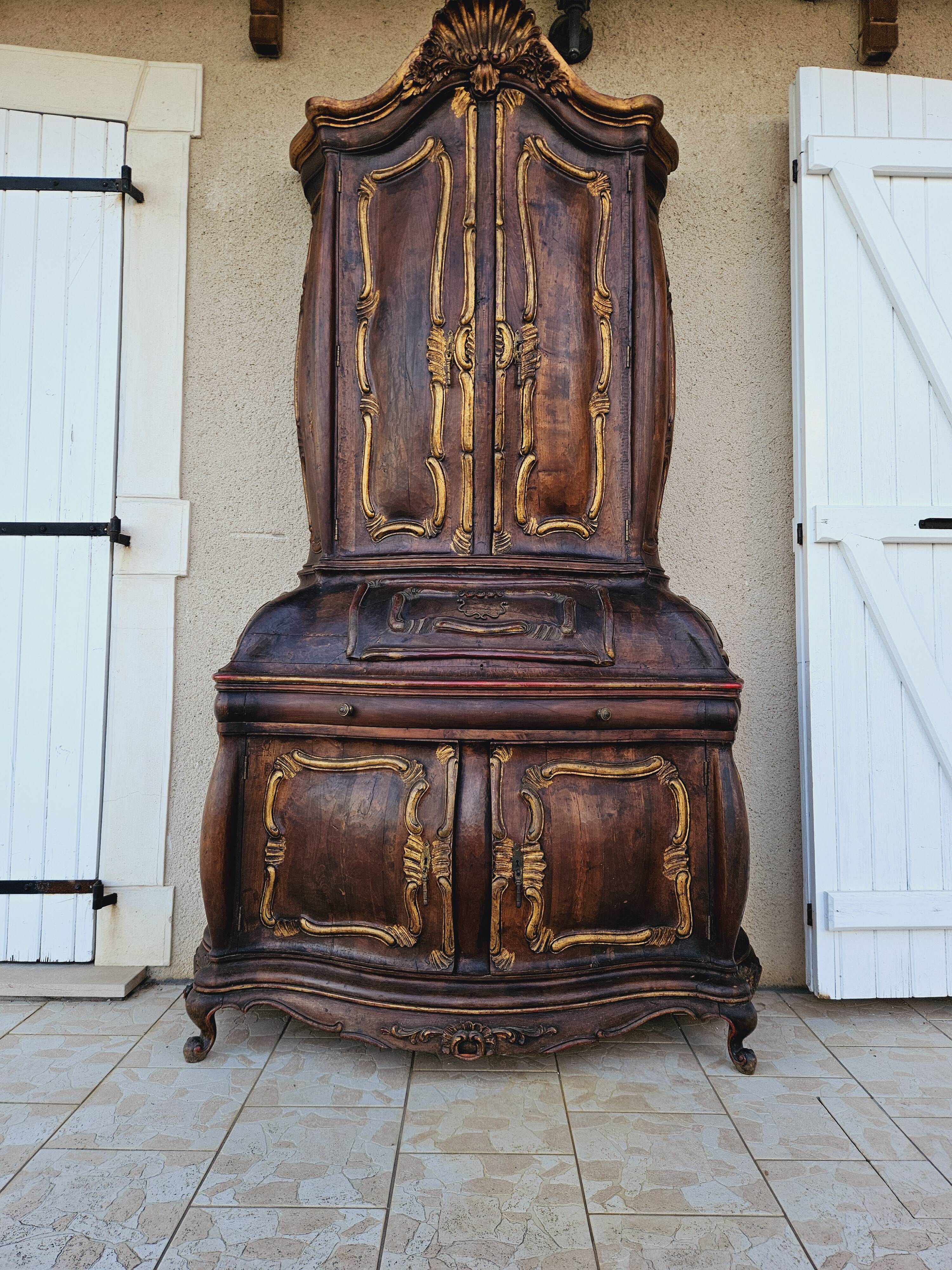 Rounded buffet in venetian baroque style