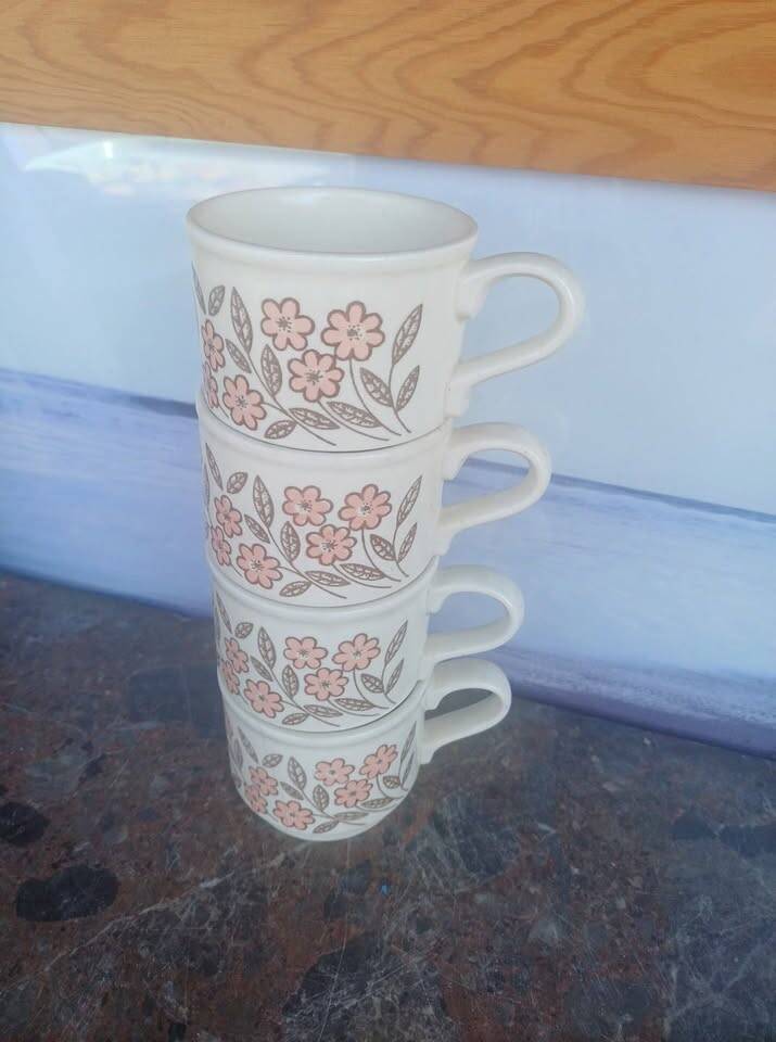 4 vintage Biltons mugs