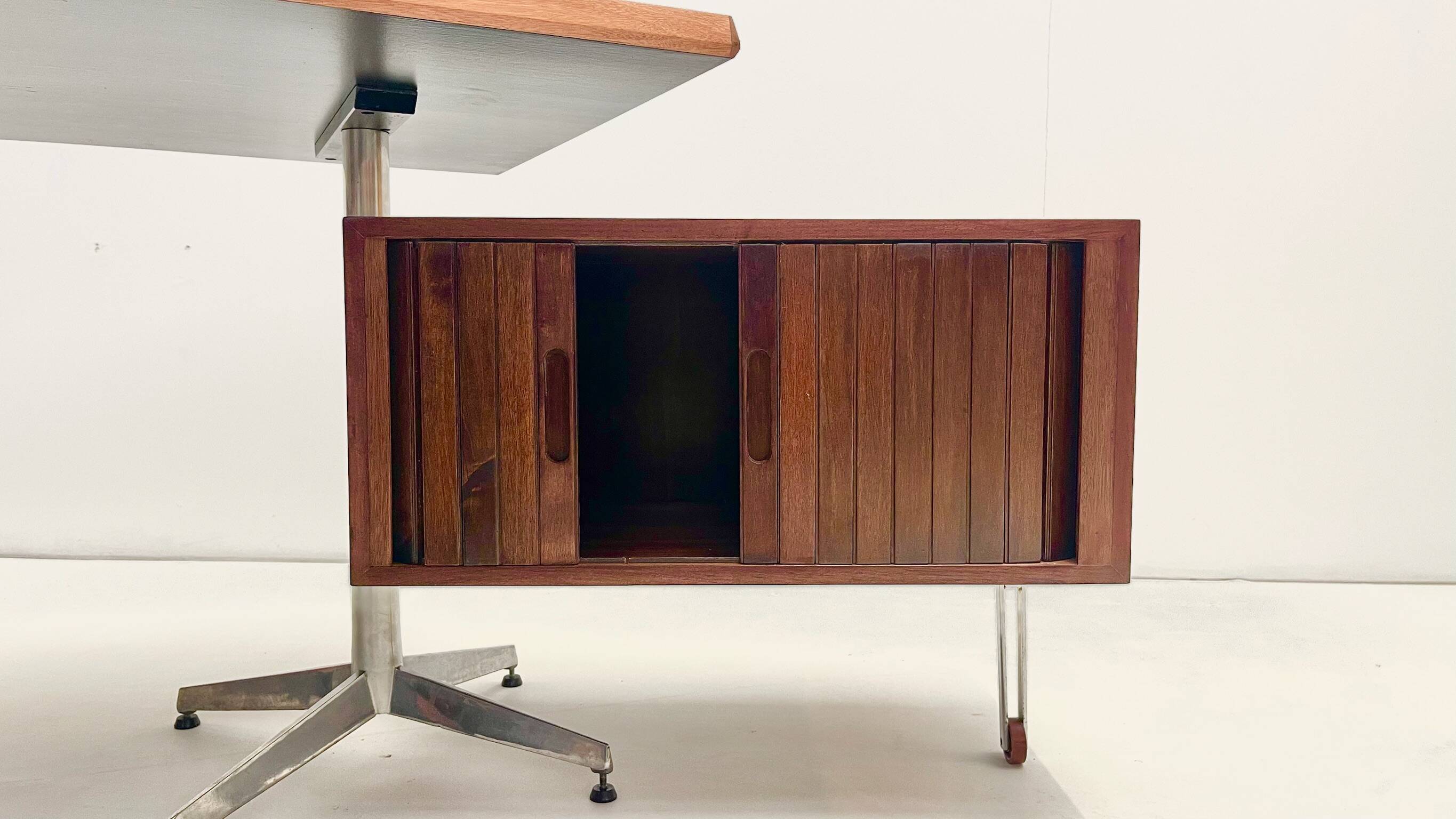 Early commissionned variant of a 'T95' Desk