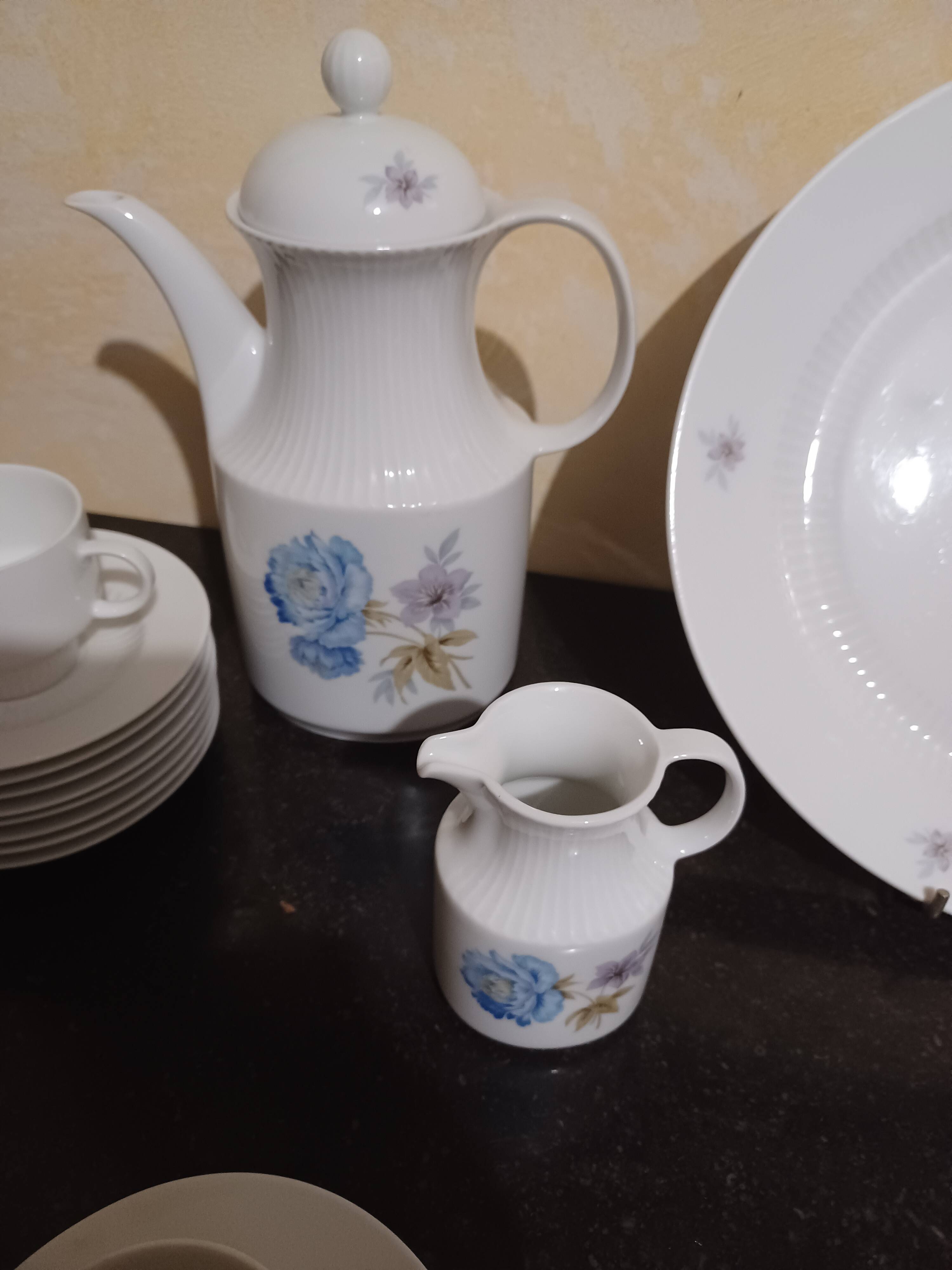 Dessert and tea service