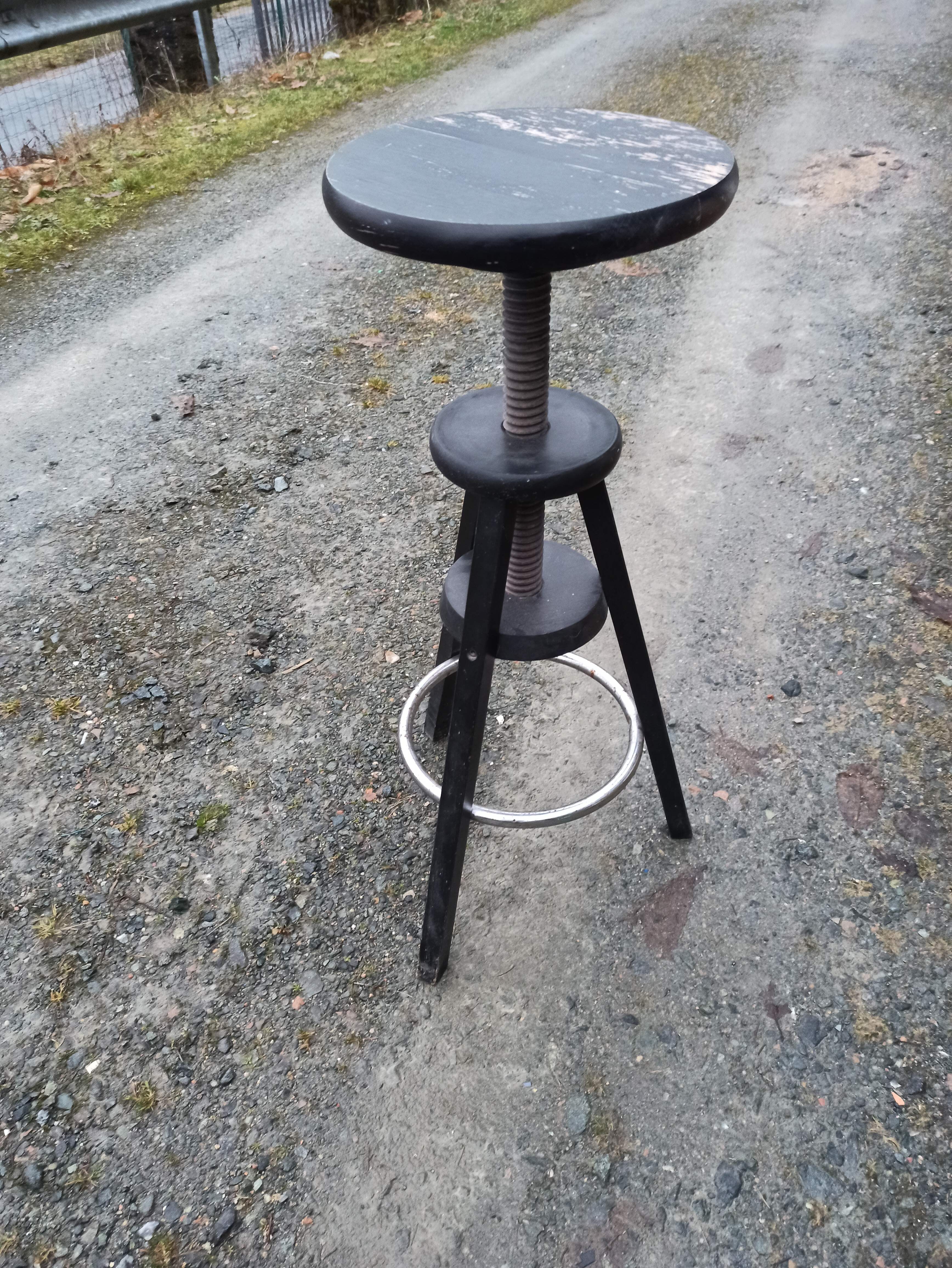Height-adjustable wooden workshop screw stool