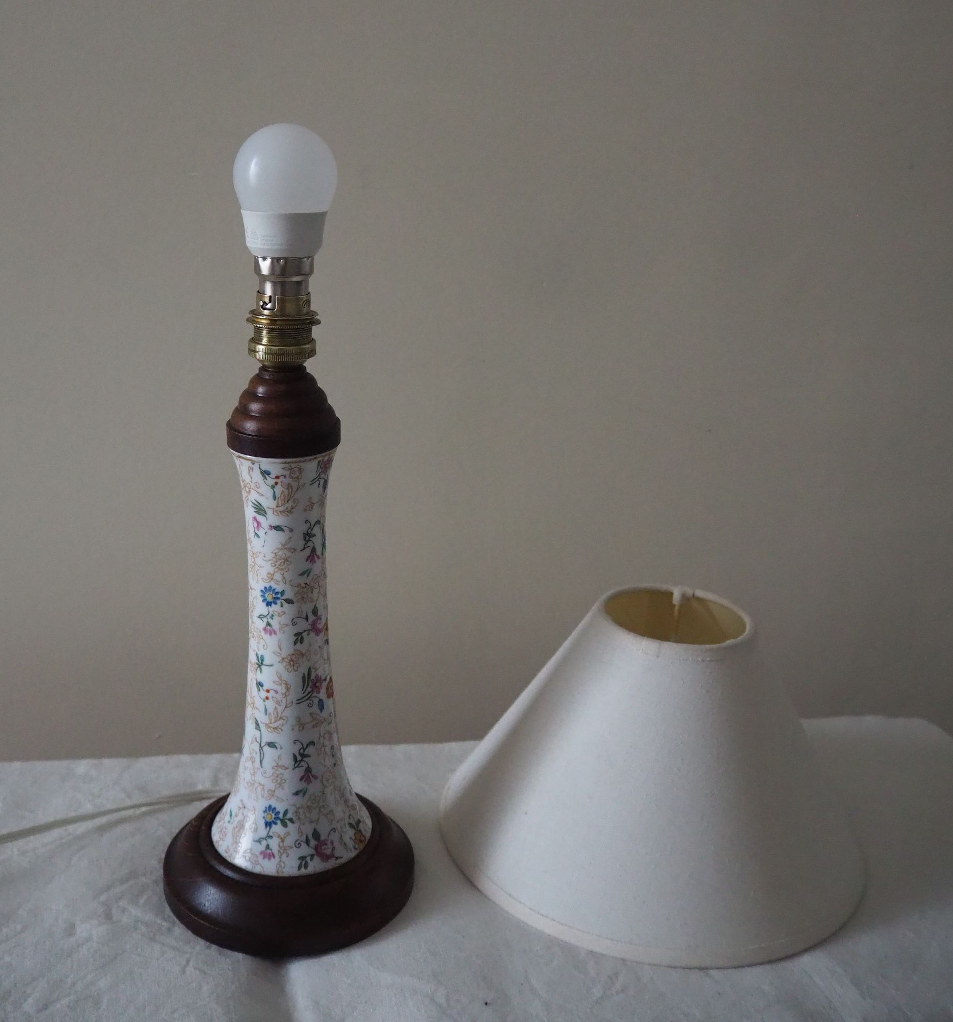 Lampe à poser de table de chevet d’appoint en faïence et socle en bois
