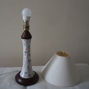 Lampe à poser de table de chevet d’appoint en faïence et socle en bois