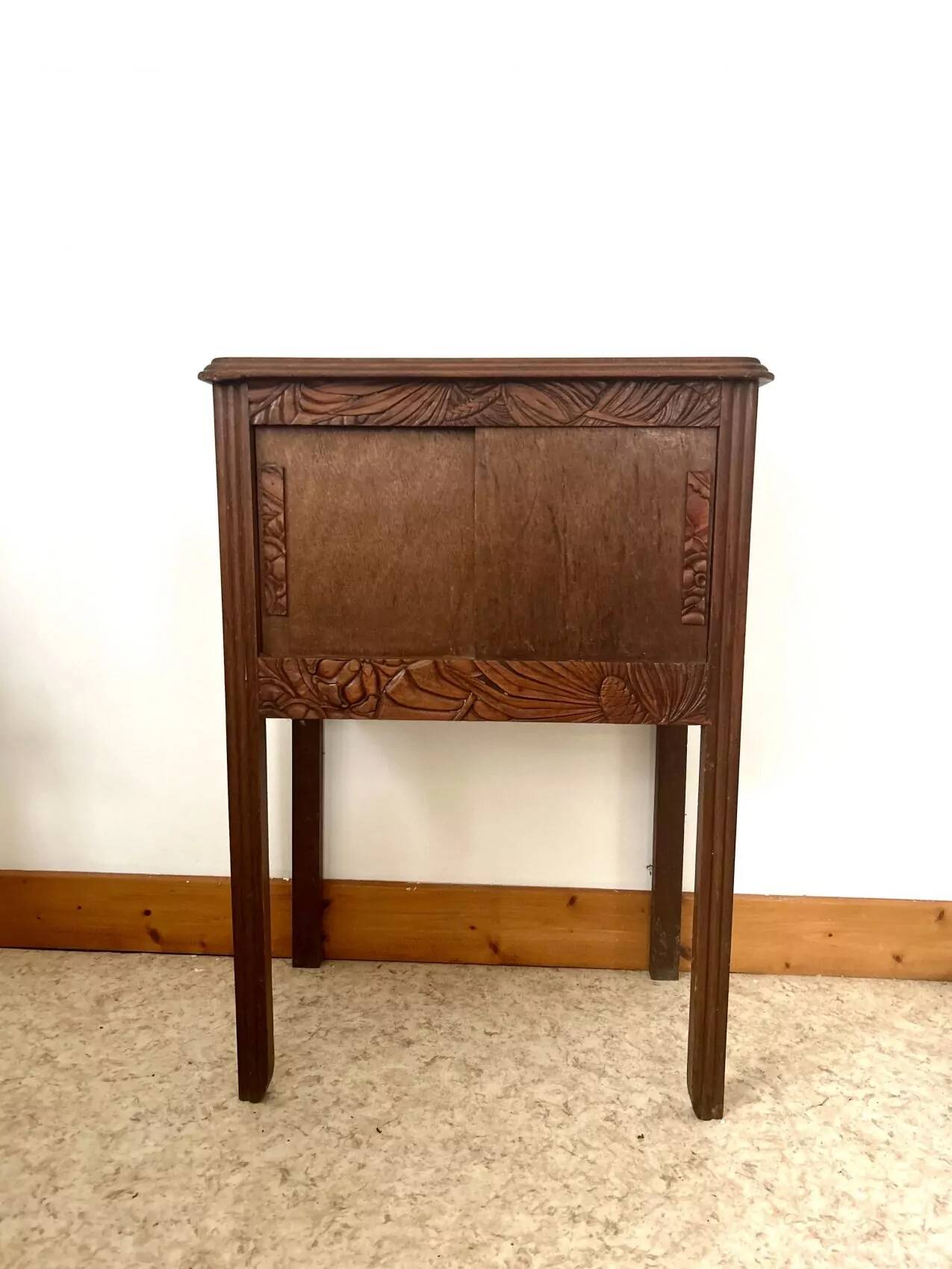 Petit meuble art déco aux portes coulissantes, atypique et joli
