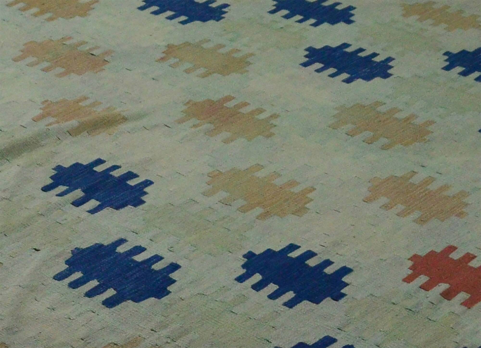 Grand vintage Turkish kilim in blue and ecru, 352 x 217 cm.